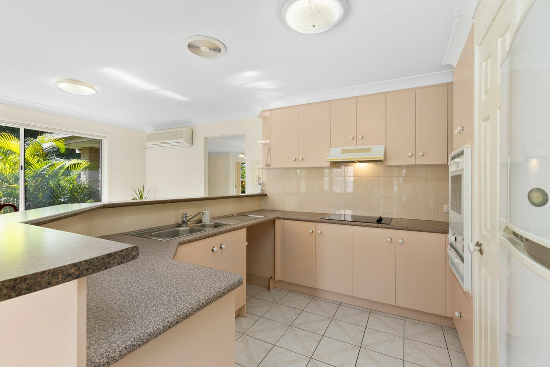 12 Helm Court, MERMAID WATERS