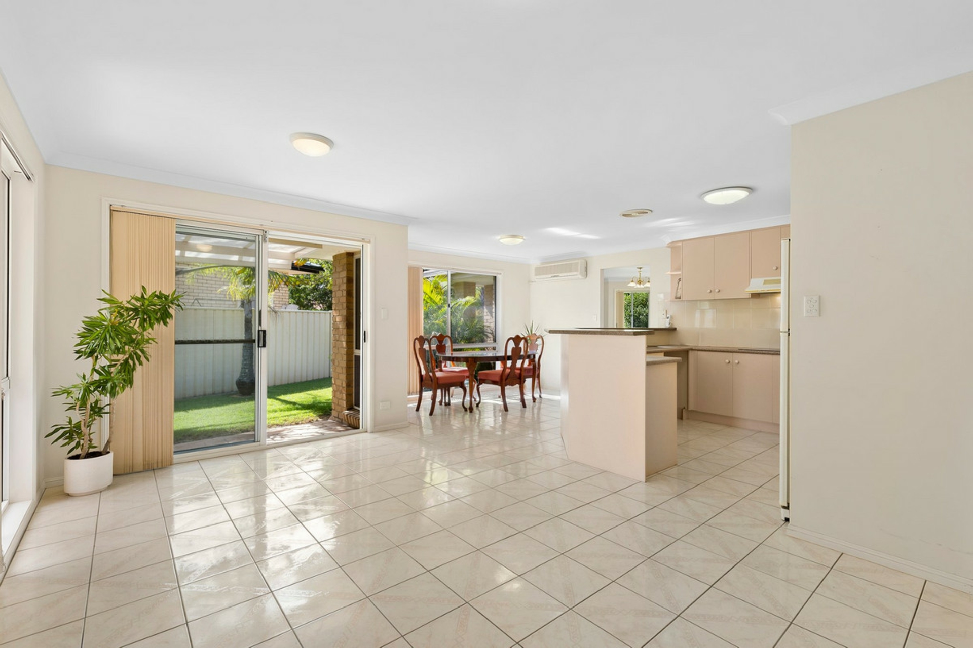 12 Helm Court, MERMAID WATERS