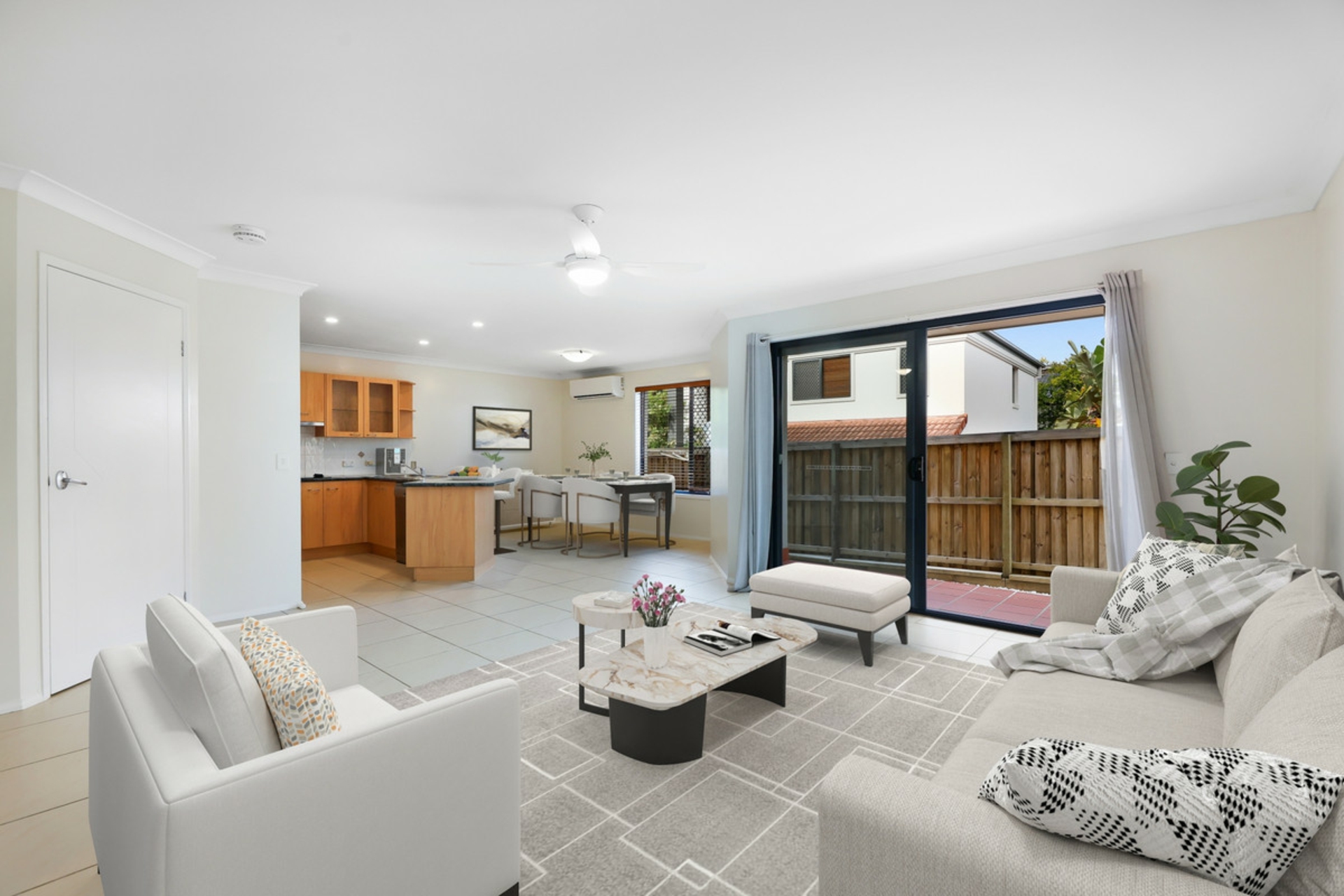 2/120 Pohlman Street, SOUTHPORT