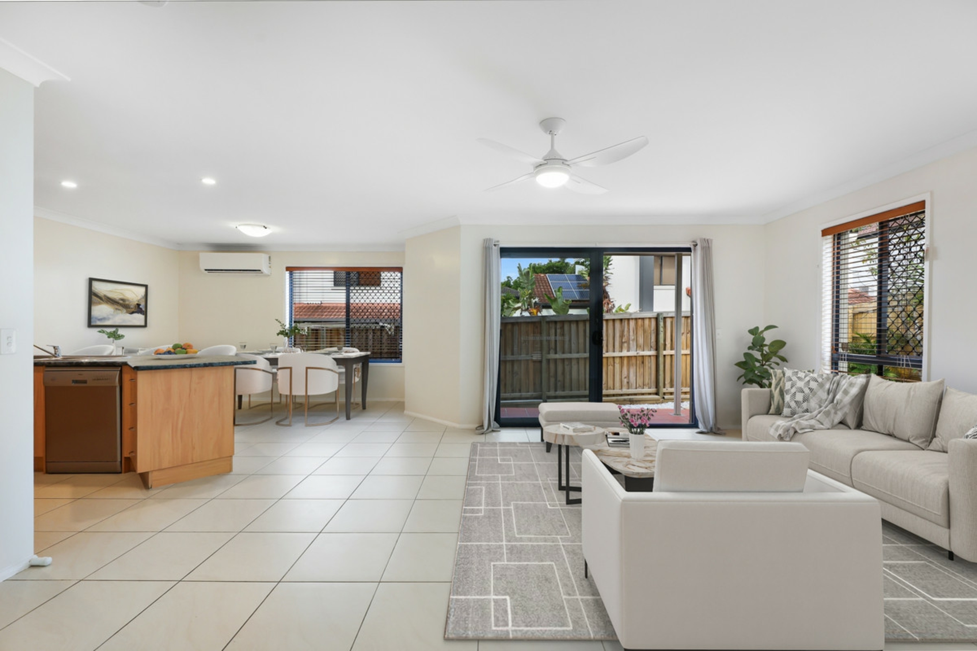 2/120 Pohlman Street, SOUTHPORT