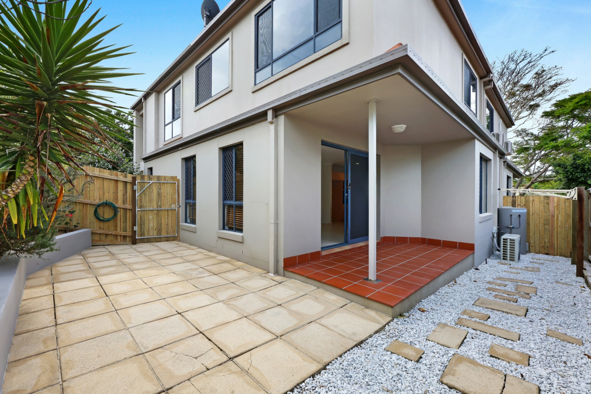 2/120 Pohlman Street, SOUTHPORT