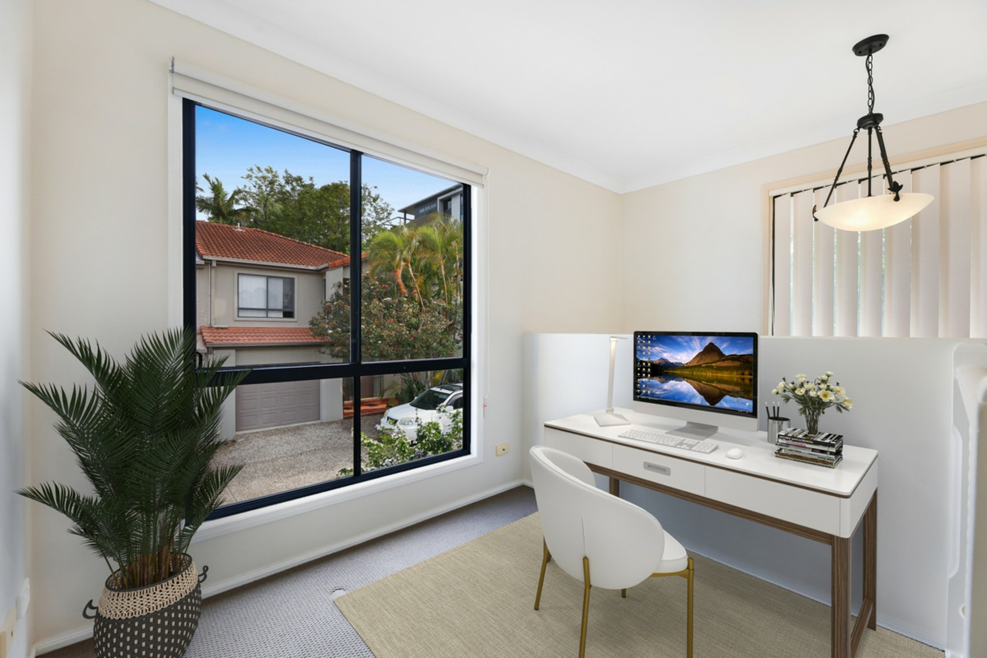 2/120 Pohlman Street, SOUTHPORT
