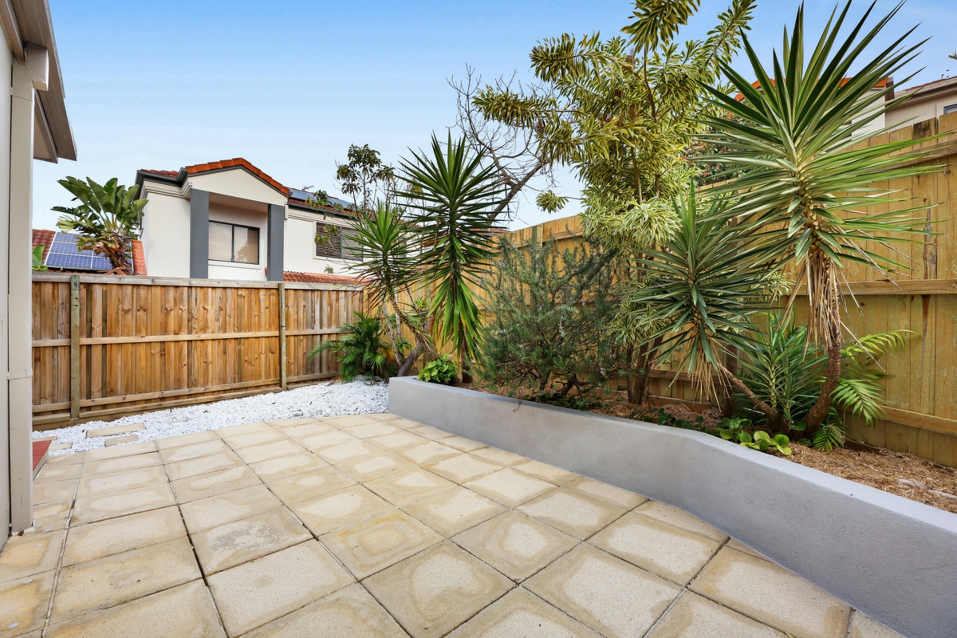 2/120 Pohlman Street, SOUTHPORT