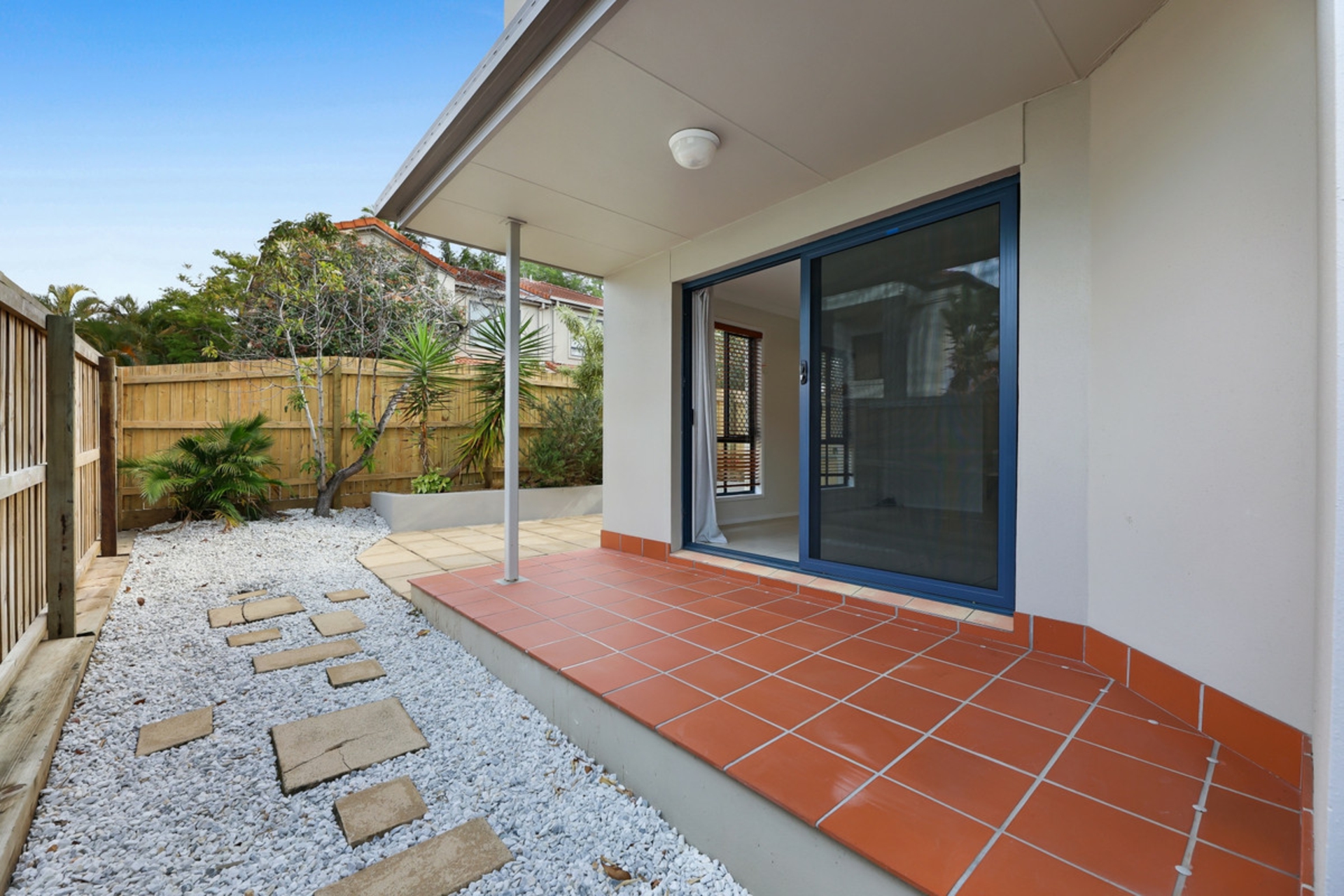 2/120 Pohlman Street, SOUTHPORT
