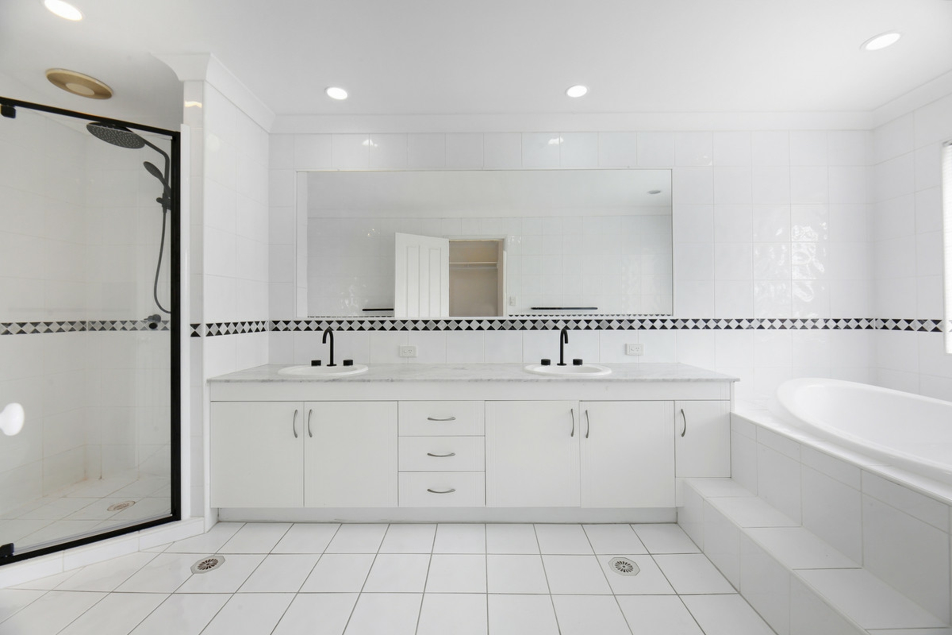 125/125 Santa Cruz Boulevard, CLEAR ISLAND WATERS