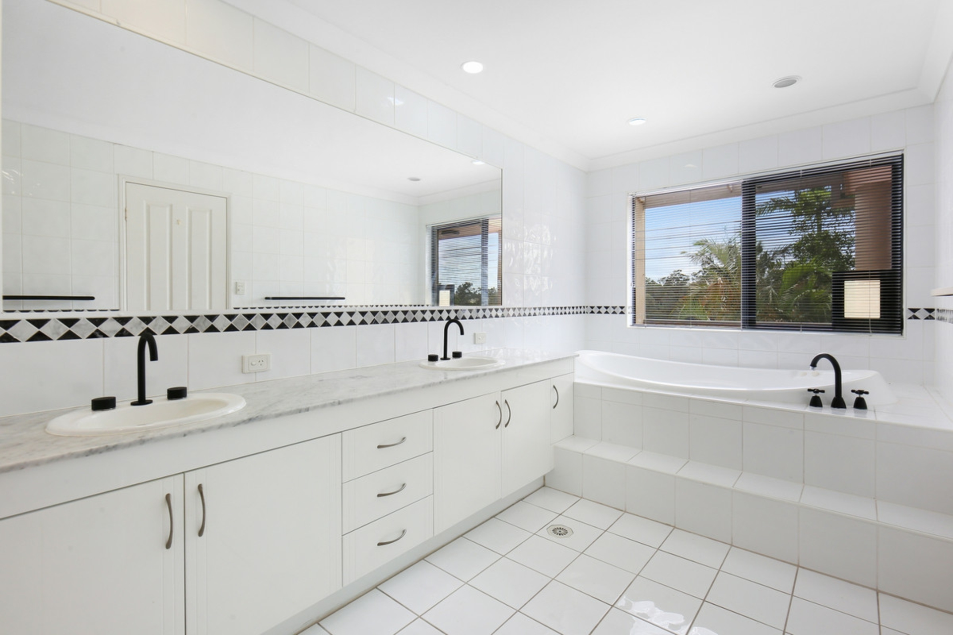 125/125 Santa Cruz Boulevard, CLEAR ISLAND WATERS