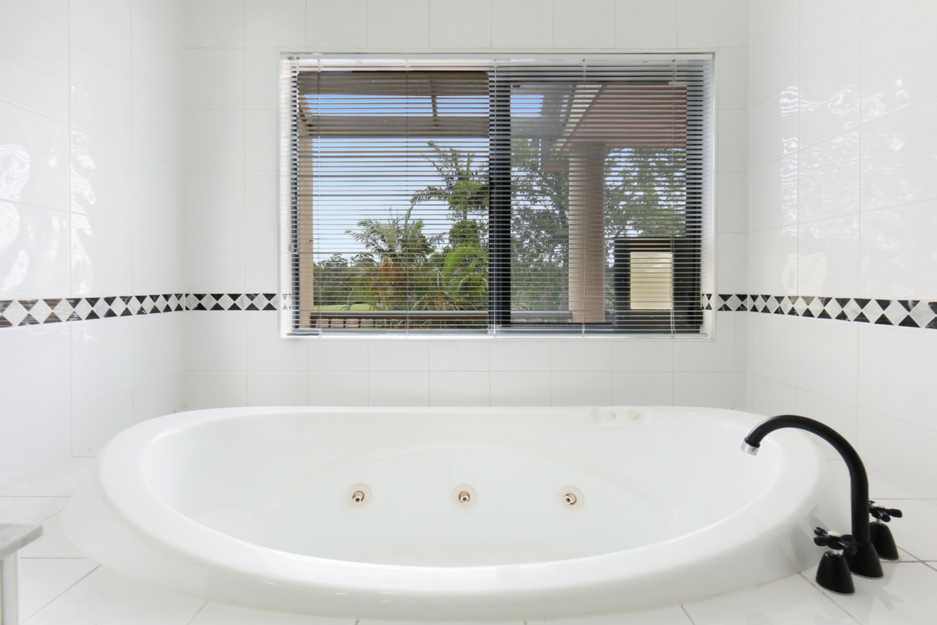 125/125 Santa Cruz Boulevard, CLEAR ISLAND WATERS