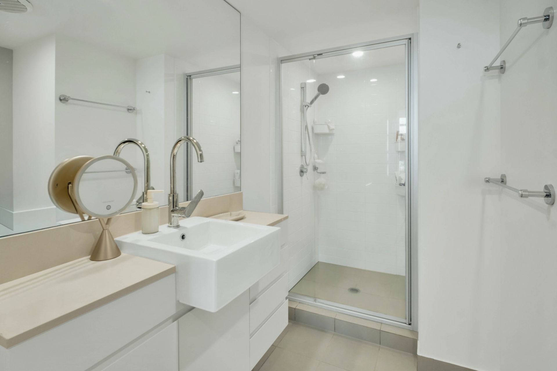 22905/5 Lawson Street — photo 10 of 28