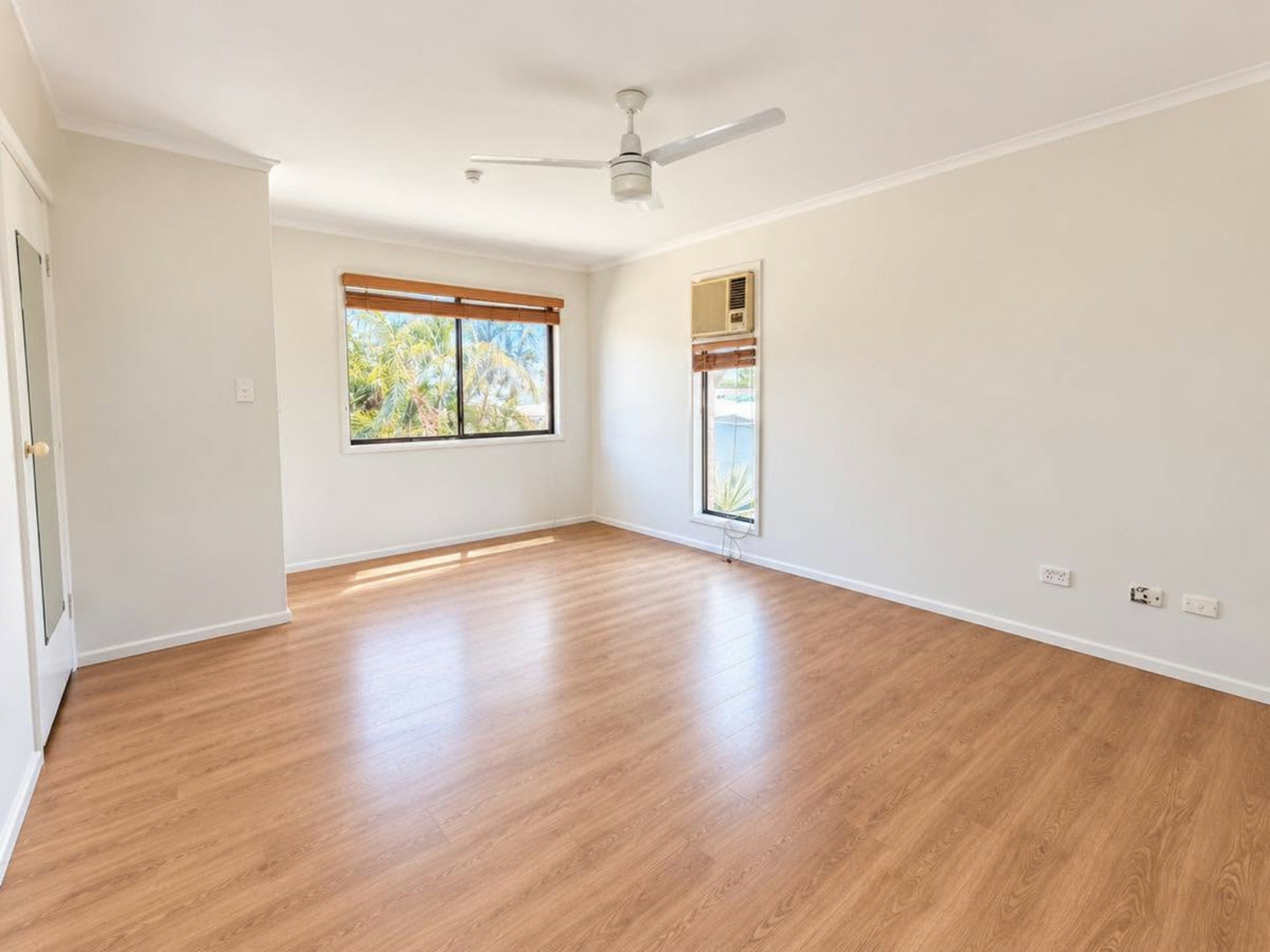 13/93 Logan Street — photo 3 of 8