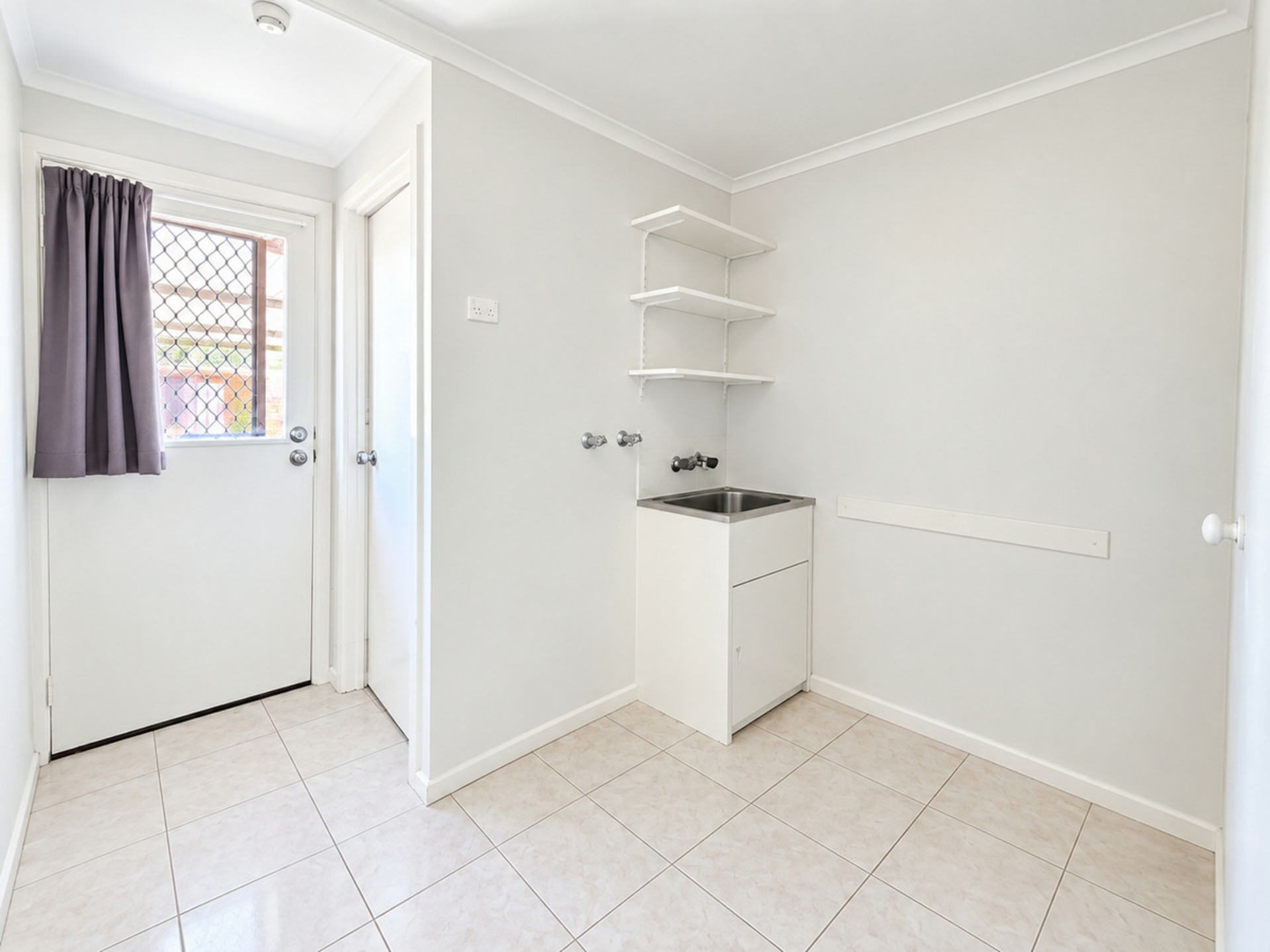13/93 Logan Street — photo 7 of 8
