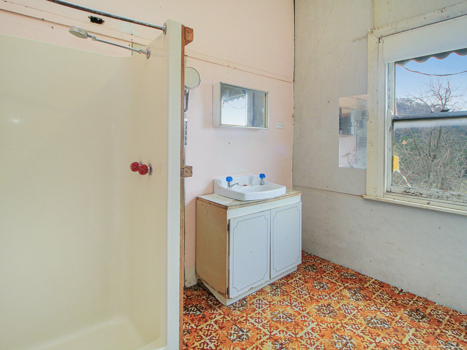 284 Day Avenue — photo 10 of 15