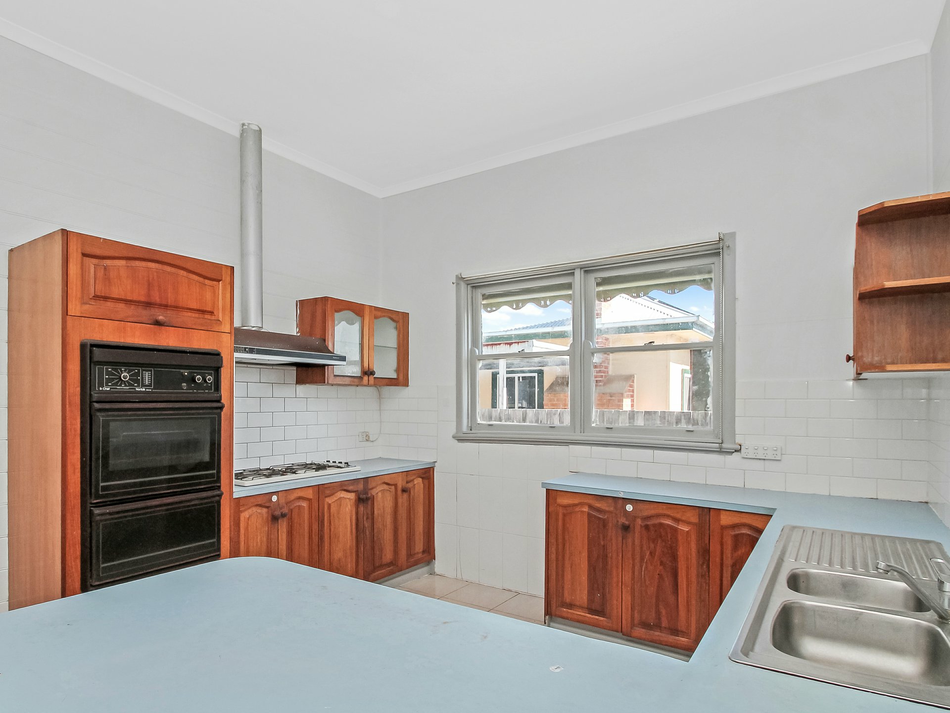 202 Macleod Street — photo 3 of 19