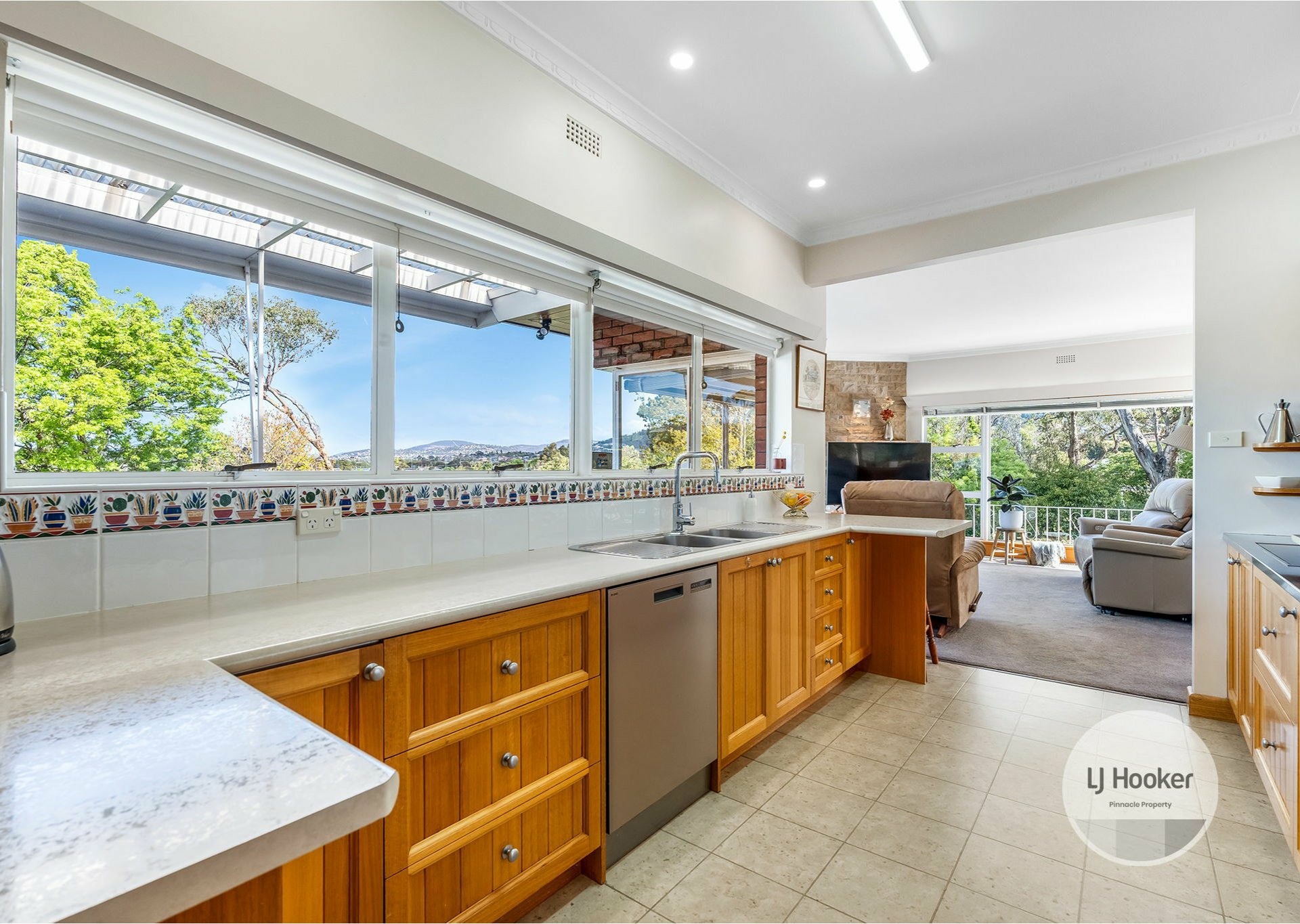 1 Lowestoft Avenue, BERRIEDALE