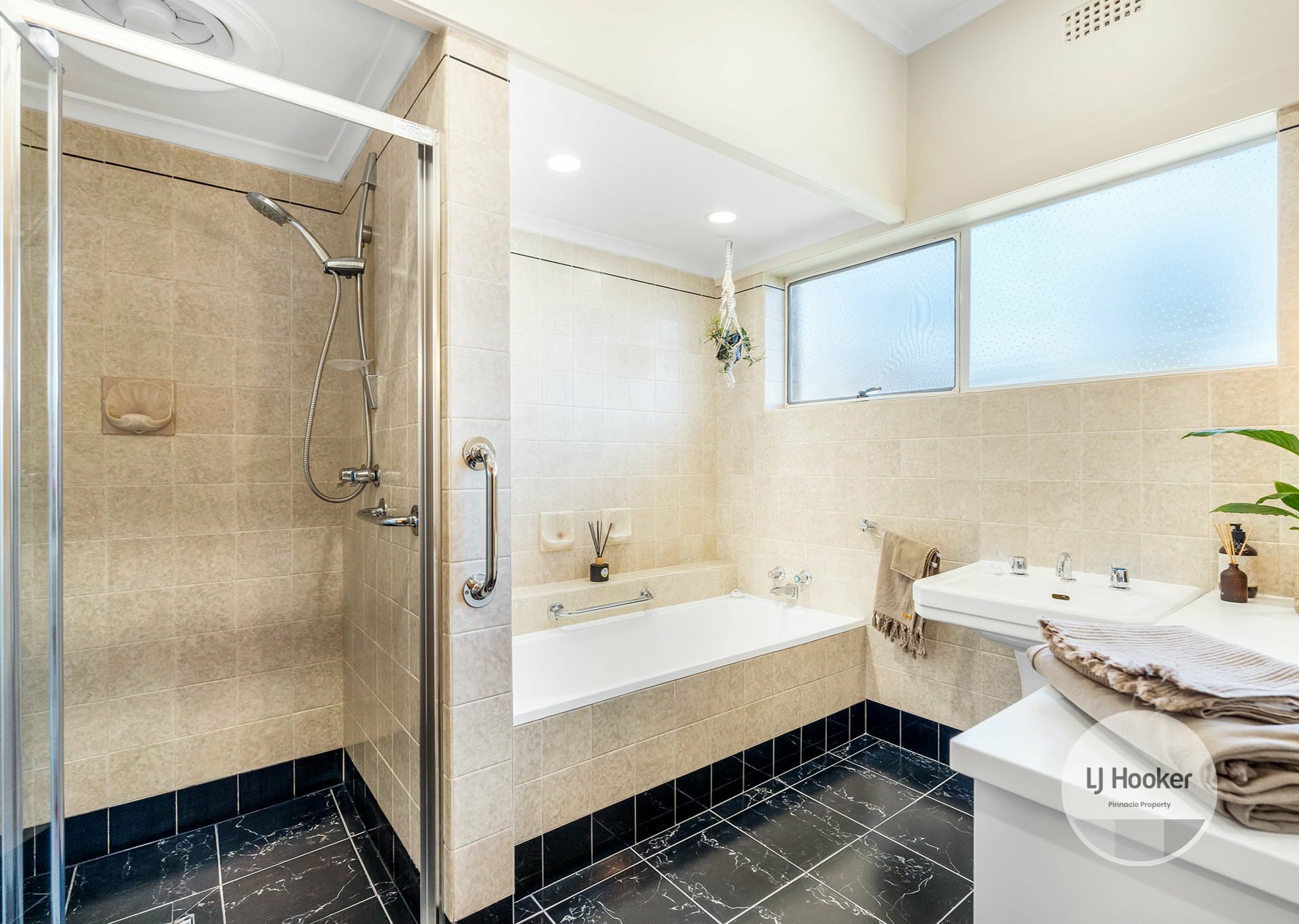 1 Lowestoft Avenue, BERRIEDALE