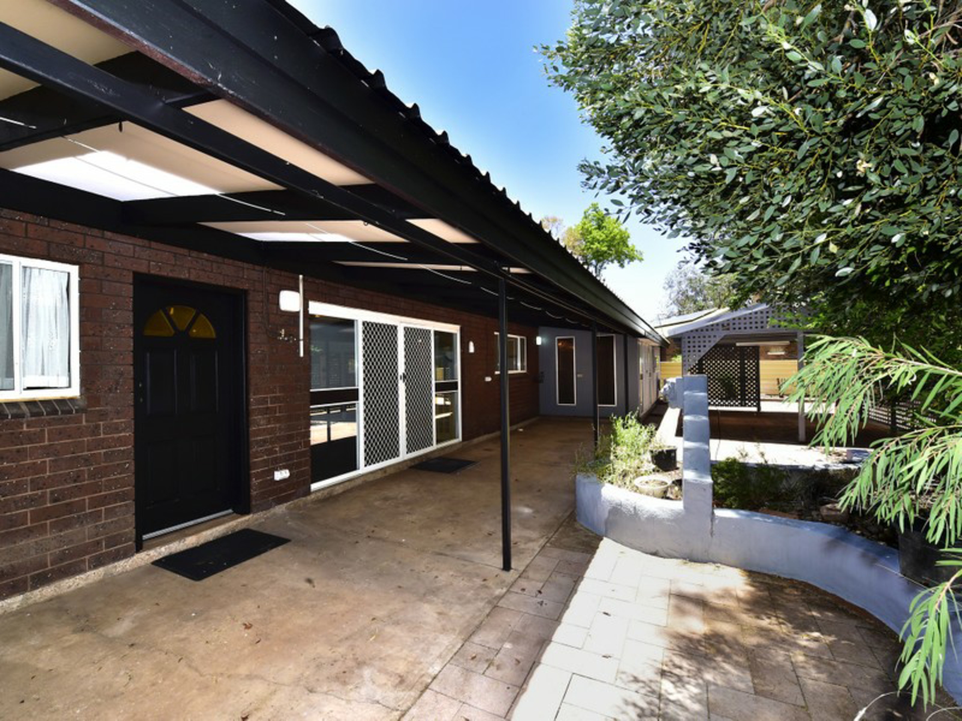 6 Jasmine Court, EAST SIDE