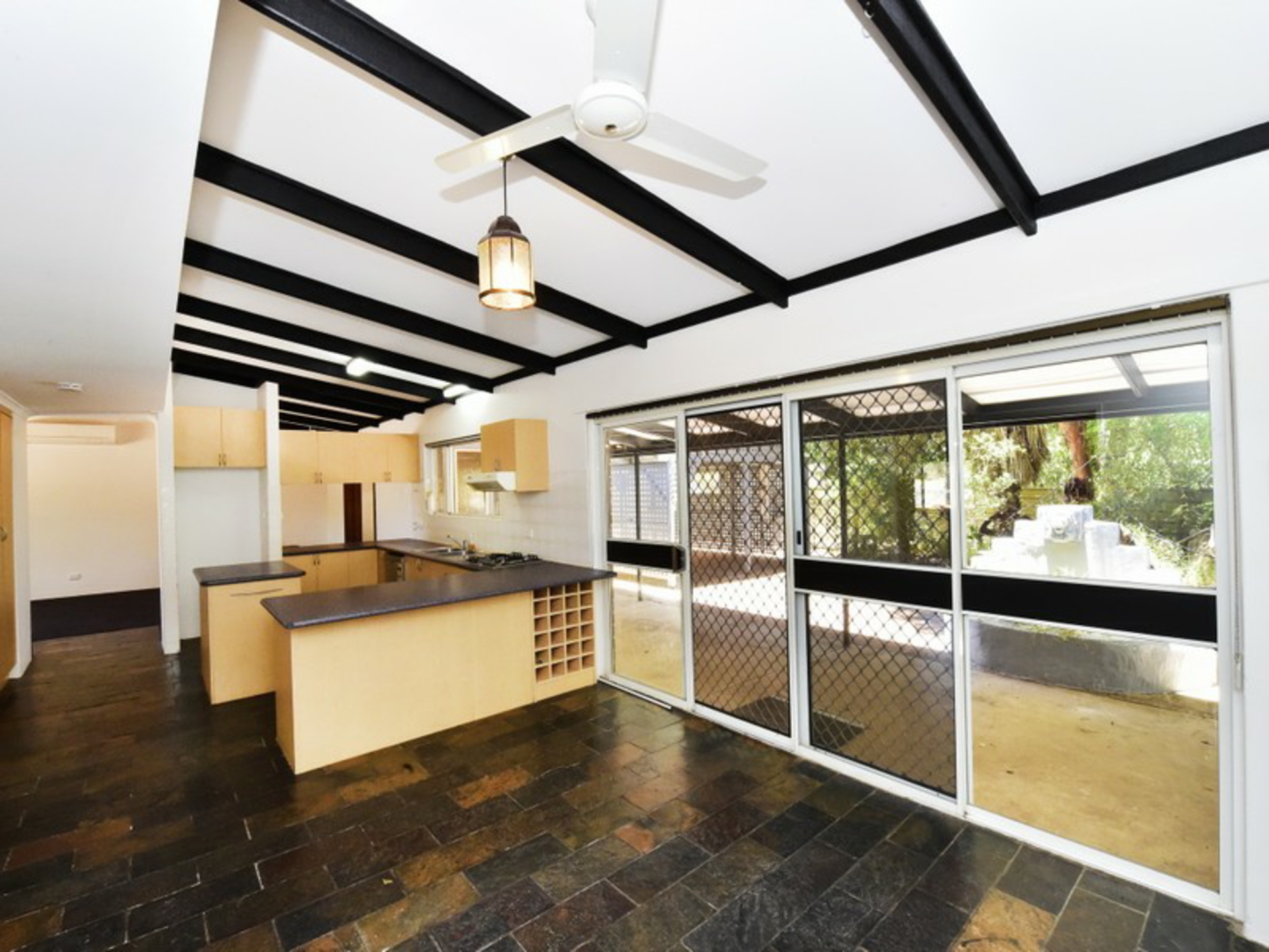 6 Jasmine Court, EAST SIDE