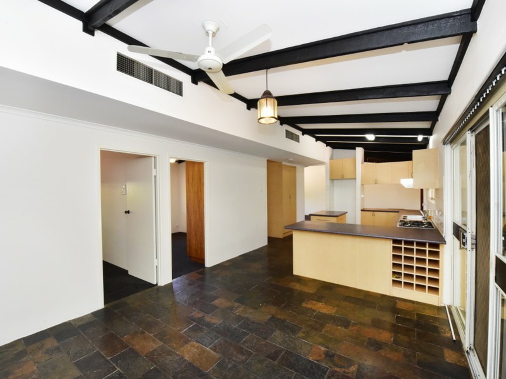 6 Jasmine Court, EAST SIDE