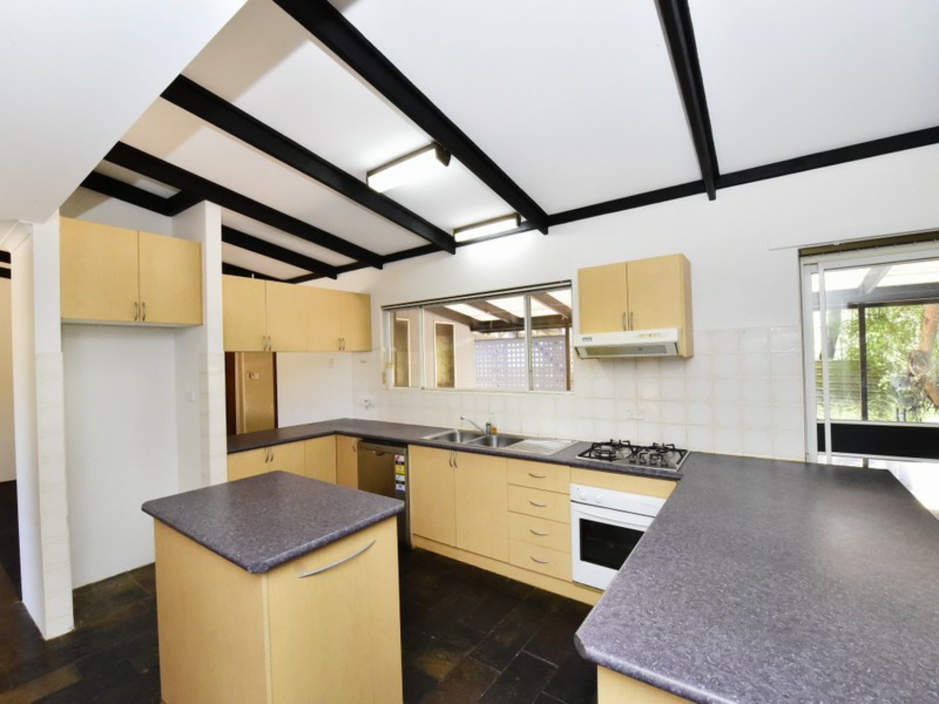 6 Jasmine Court, EAST SIDE