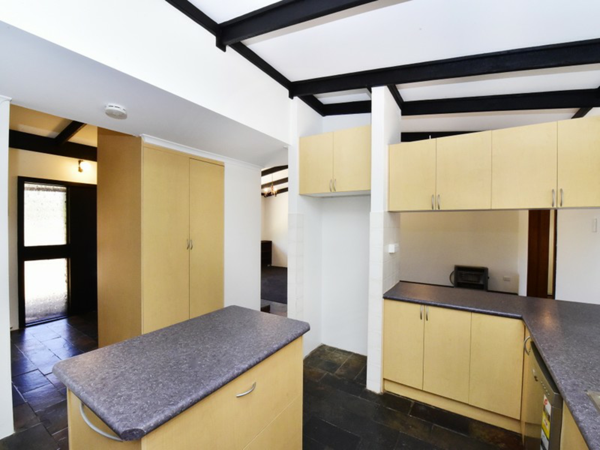 6 Jasmine Court, EAST SIDE