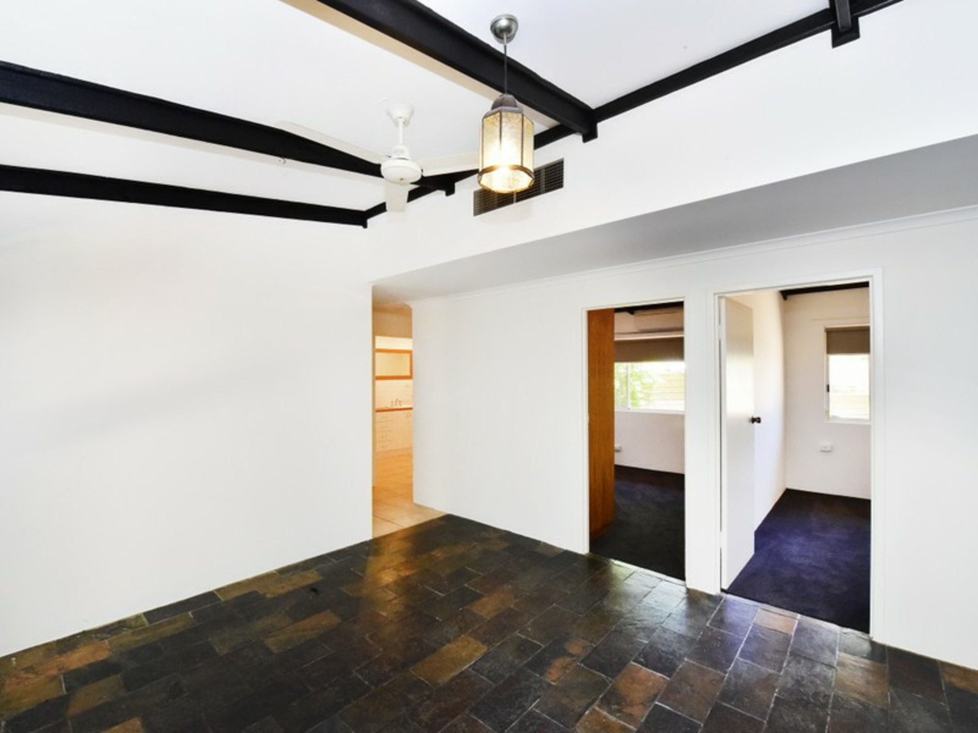 6 Jasmine Court, EAST SIDE