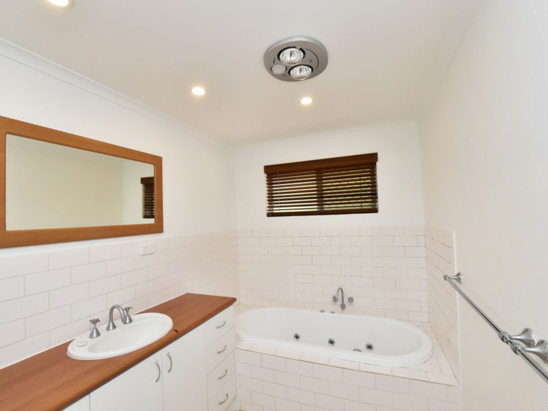 6 Jasmine Court, EAST SIDE