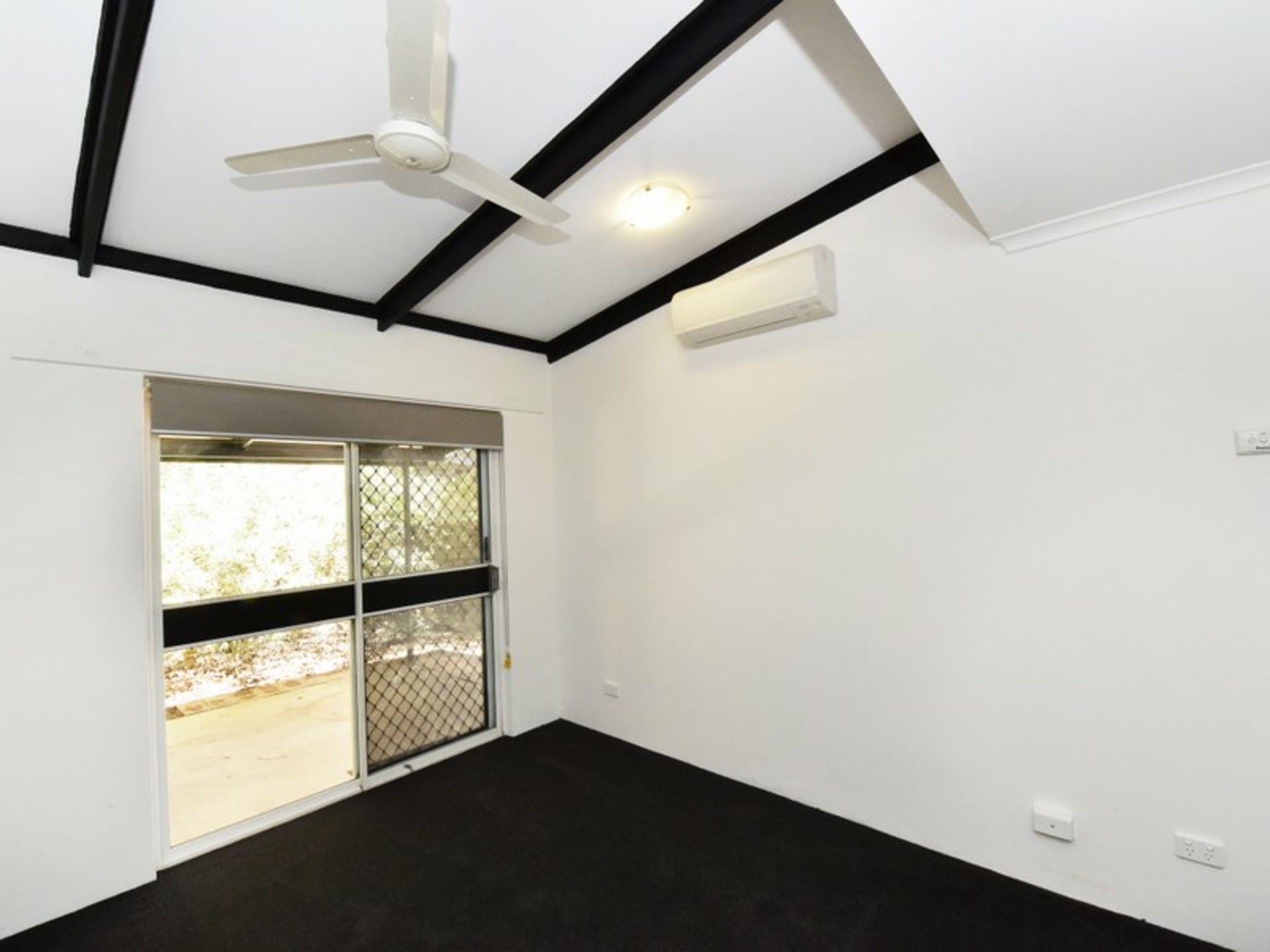 6 Jasmine Court, EAST SIDE