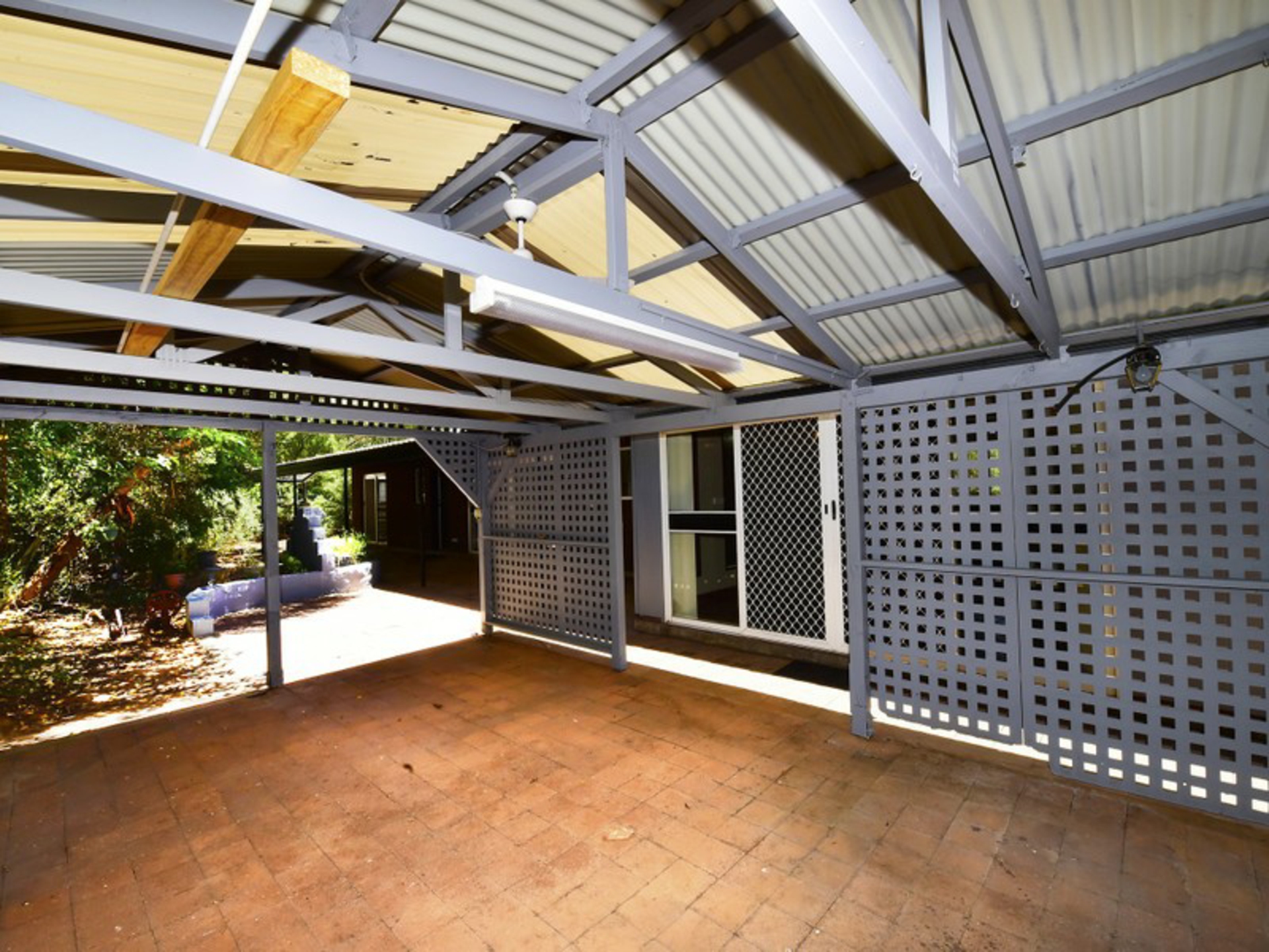 6 Jasmine Court, EAST SIDE