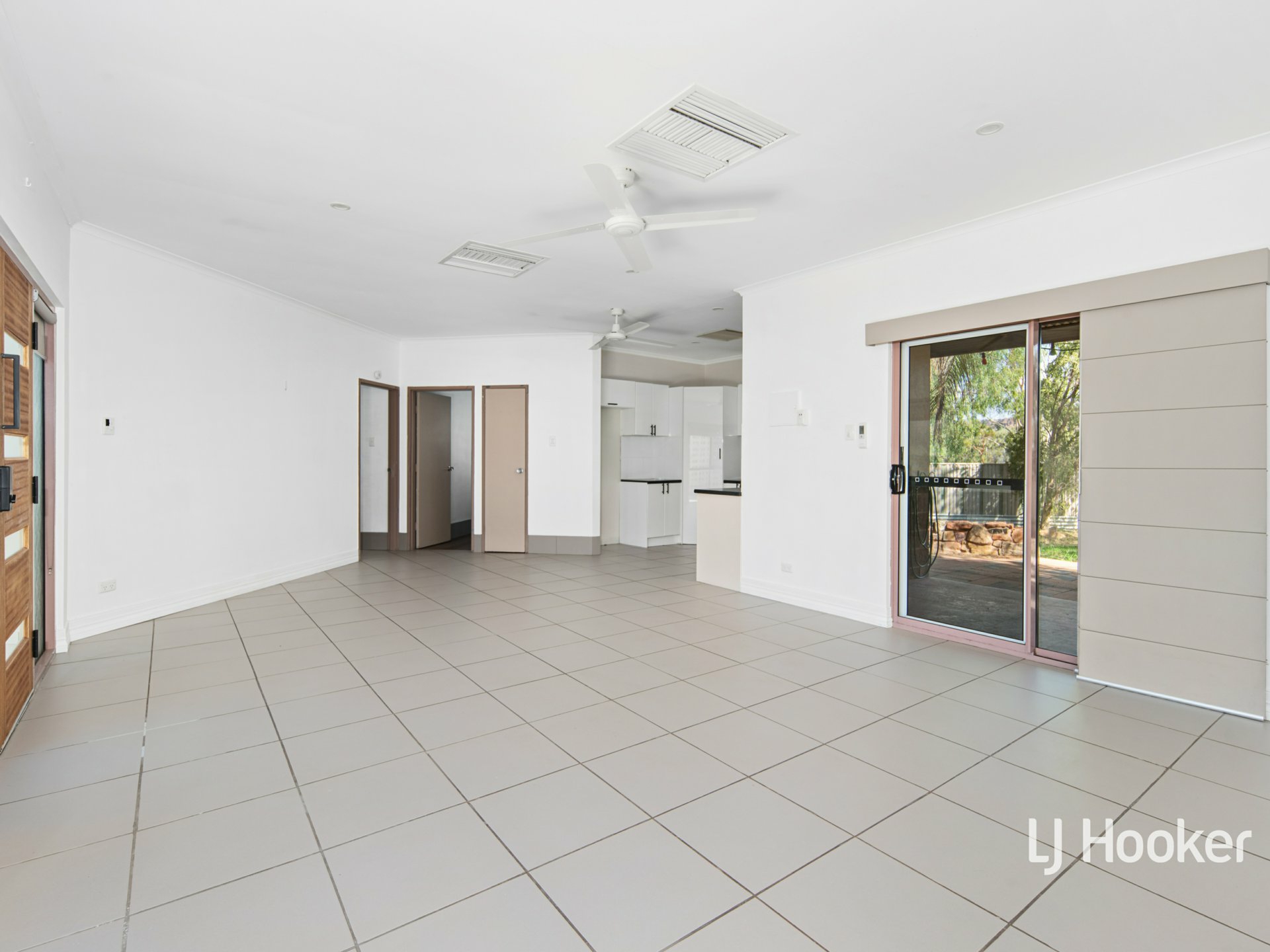 3/91 Lyndavale Drive — photo 2 of 20