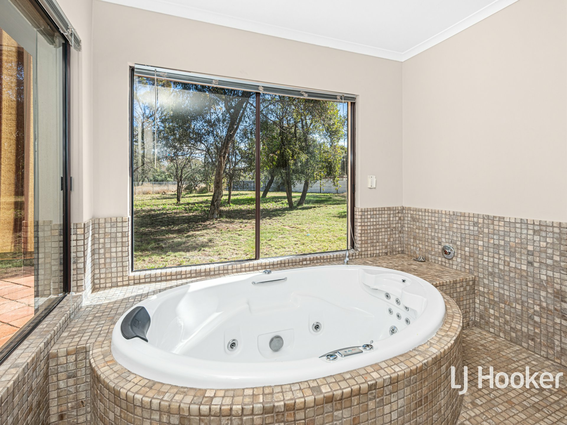 226 Ross Highway — photo 11 of 28