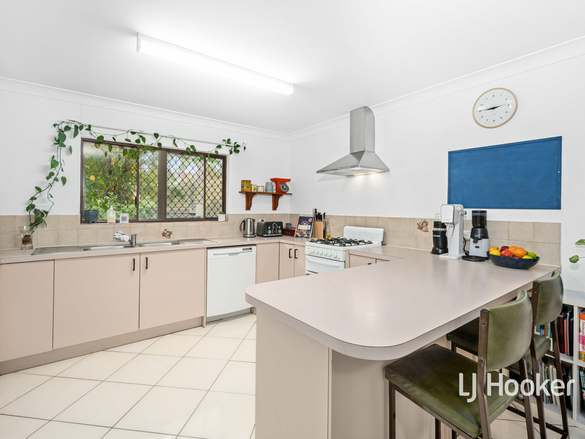 2/14 Lyndavale Drive — photo 3 of 15