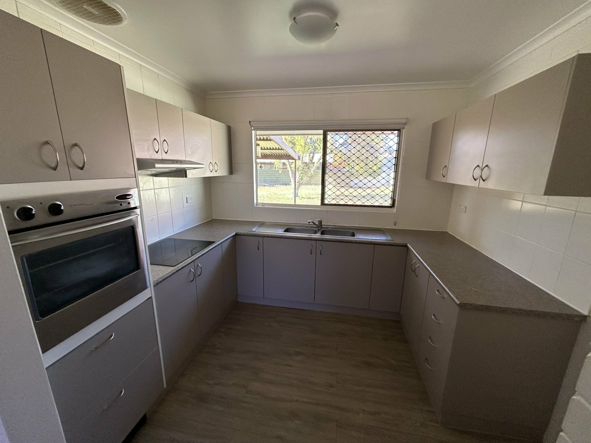 31 De Havilland Drive — photo 4 of 10