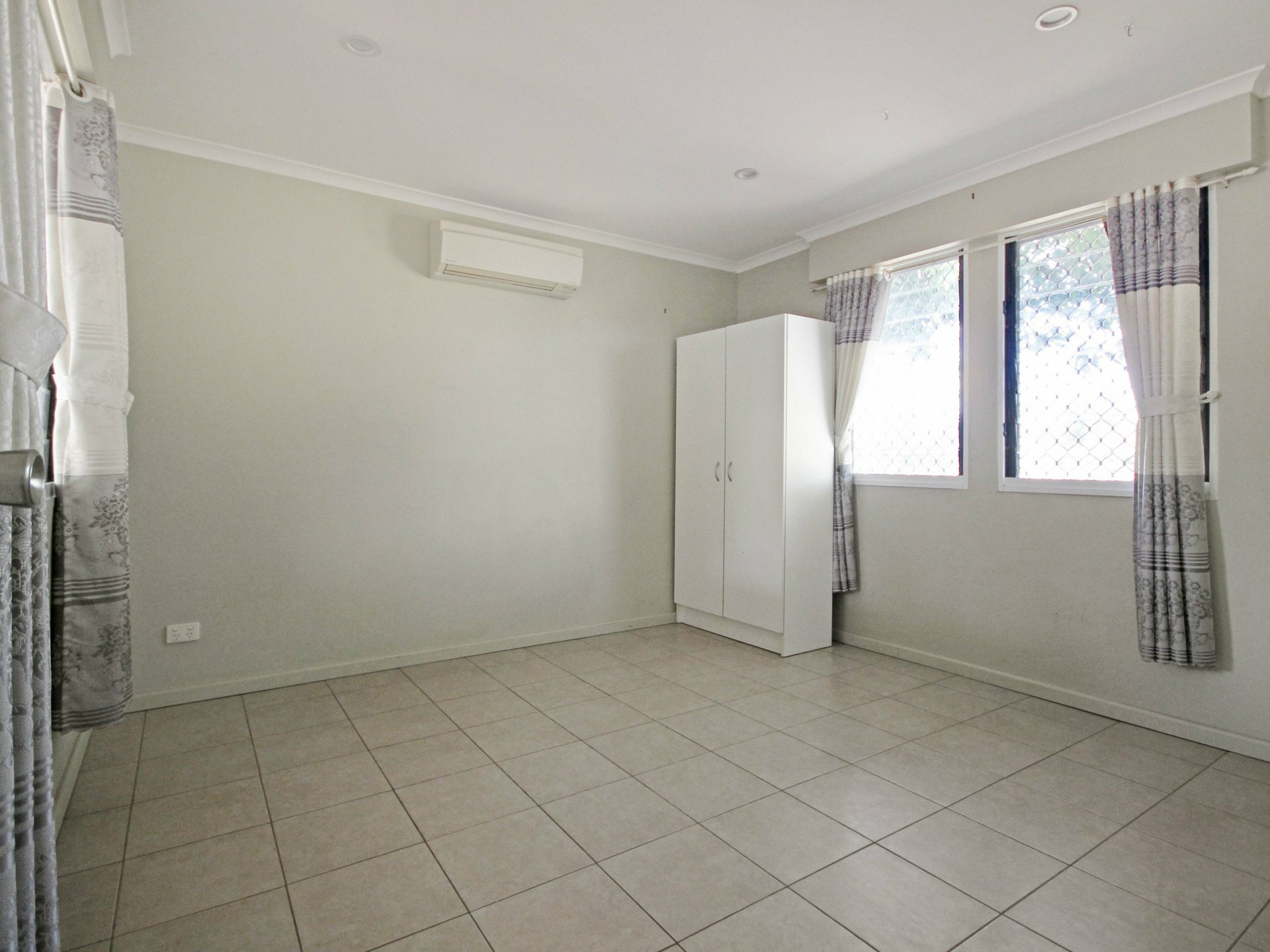 35 Pearce Street — photo 8 of 10