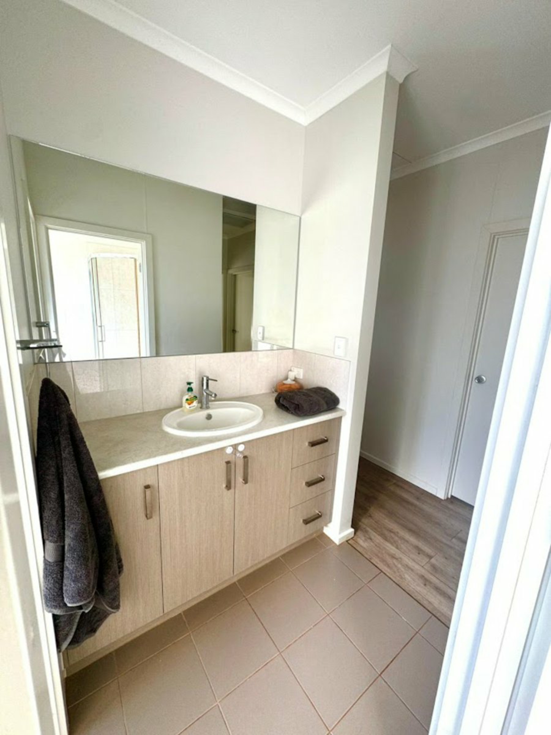 9 HILDA STREET — photo 4 of 13