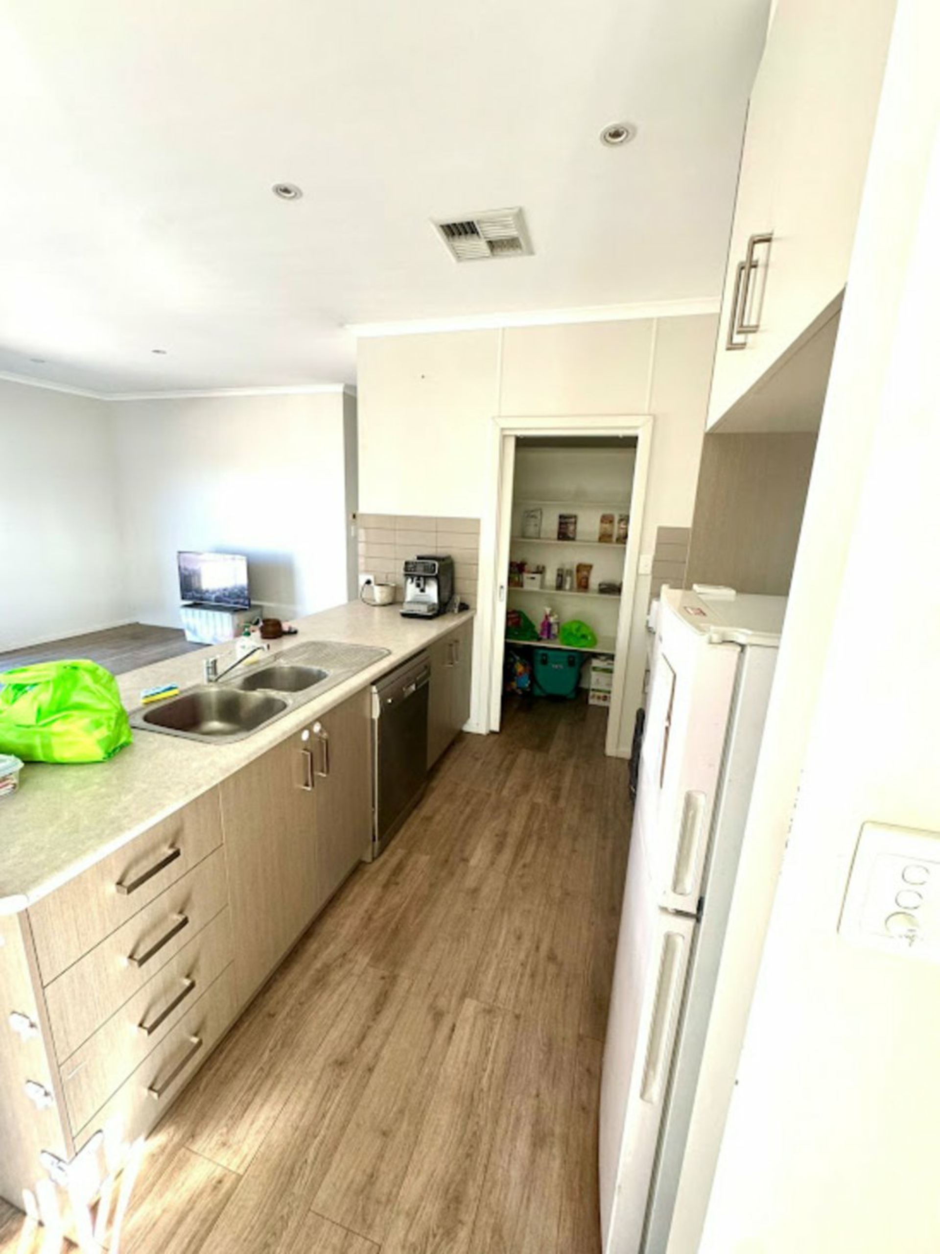 9 HILDA STREET — photo 12 of 13