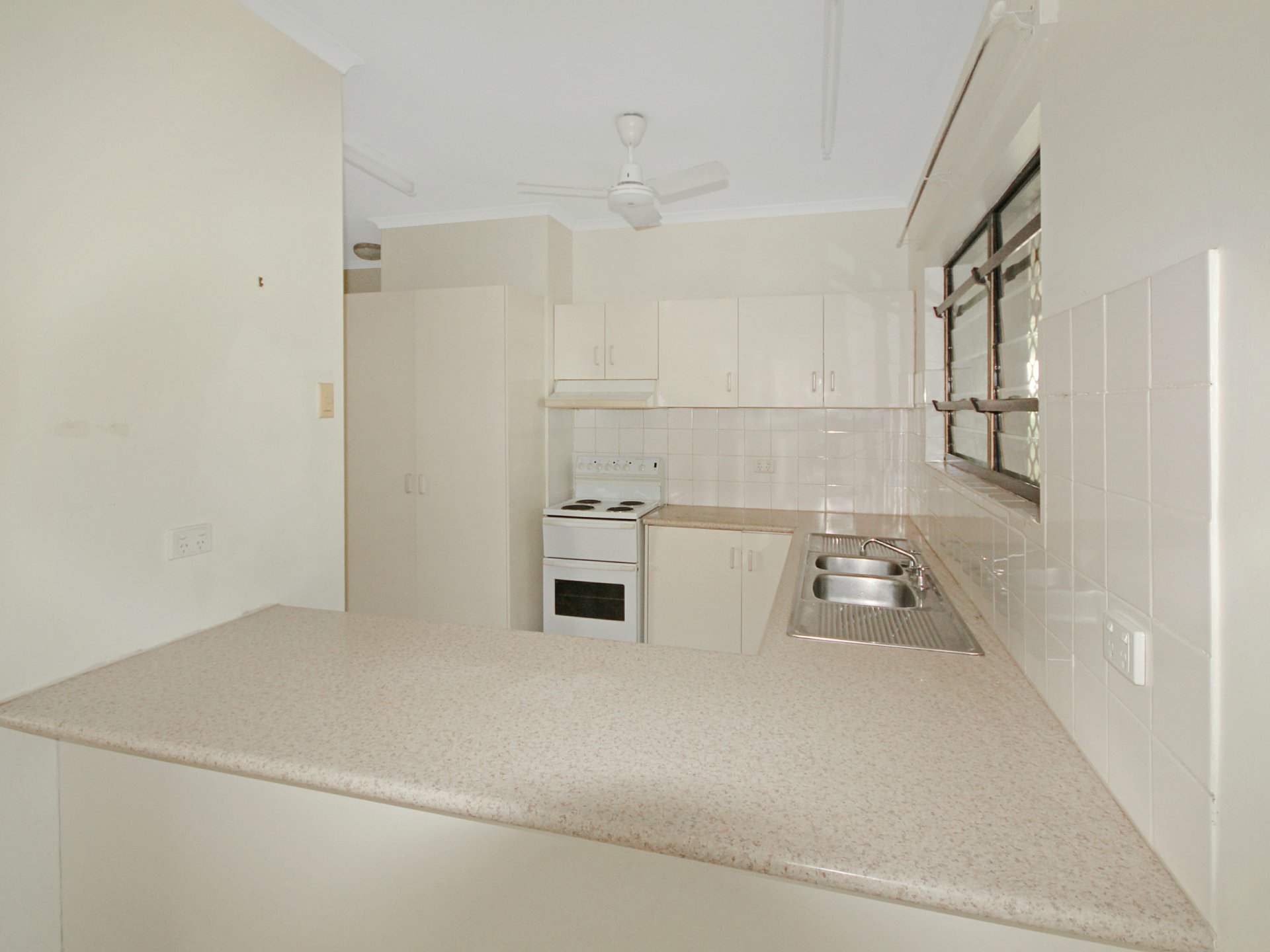 Unit 3/5 Power Crescent — photo 3 of 7