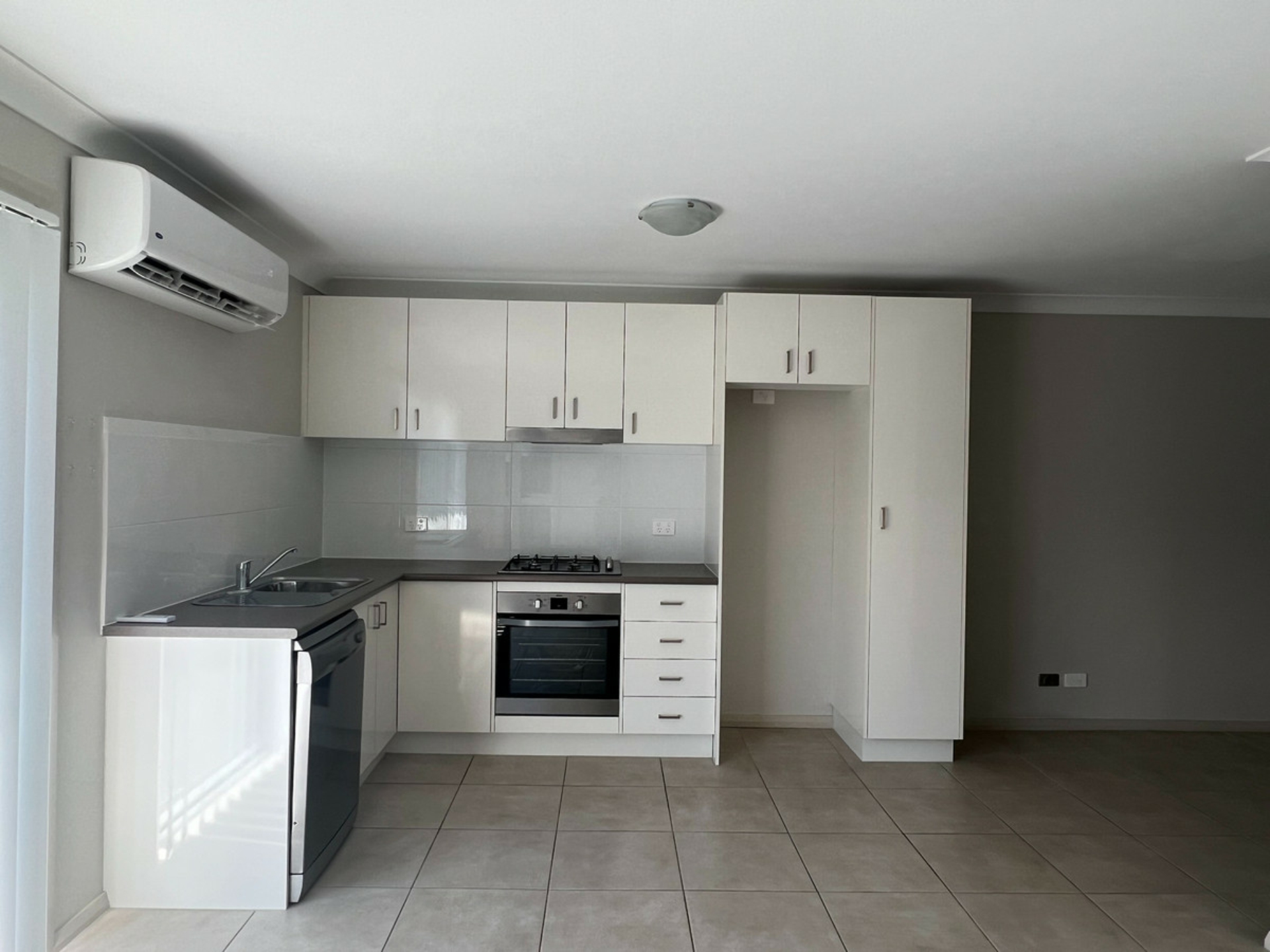 82a Clinton Way, HAMLYN TERRACE