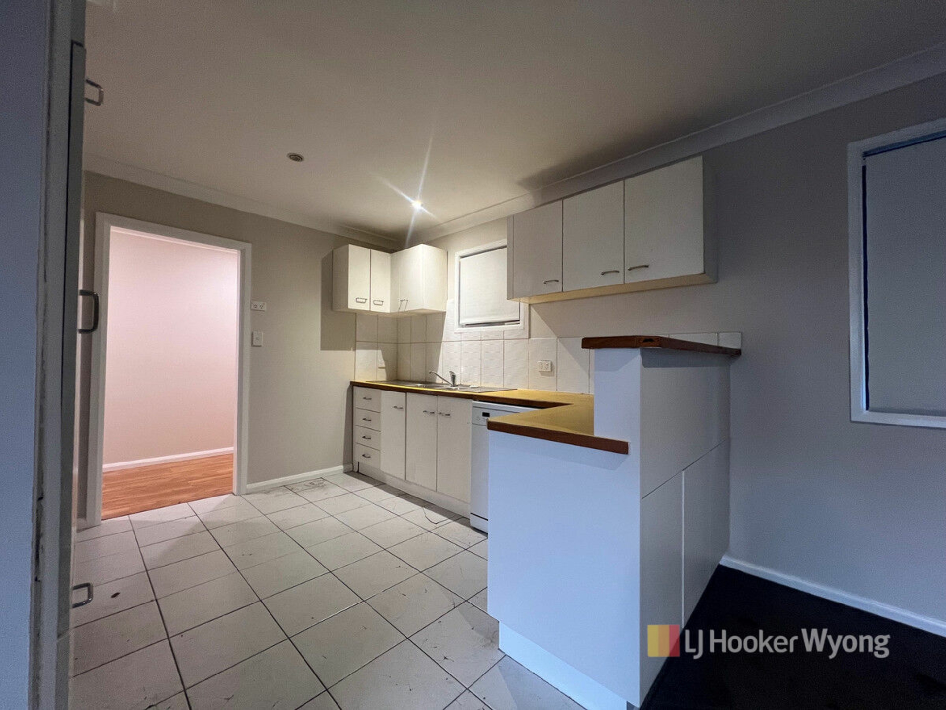 2/37 Wyoming Road, WYOMING