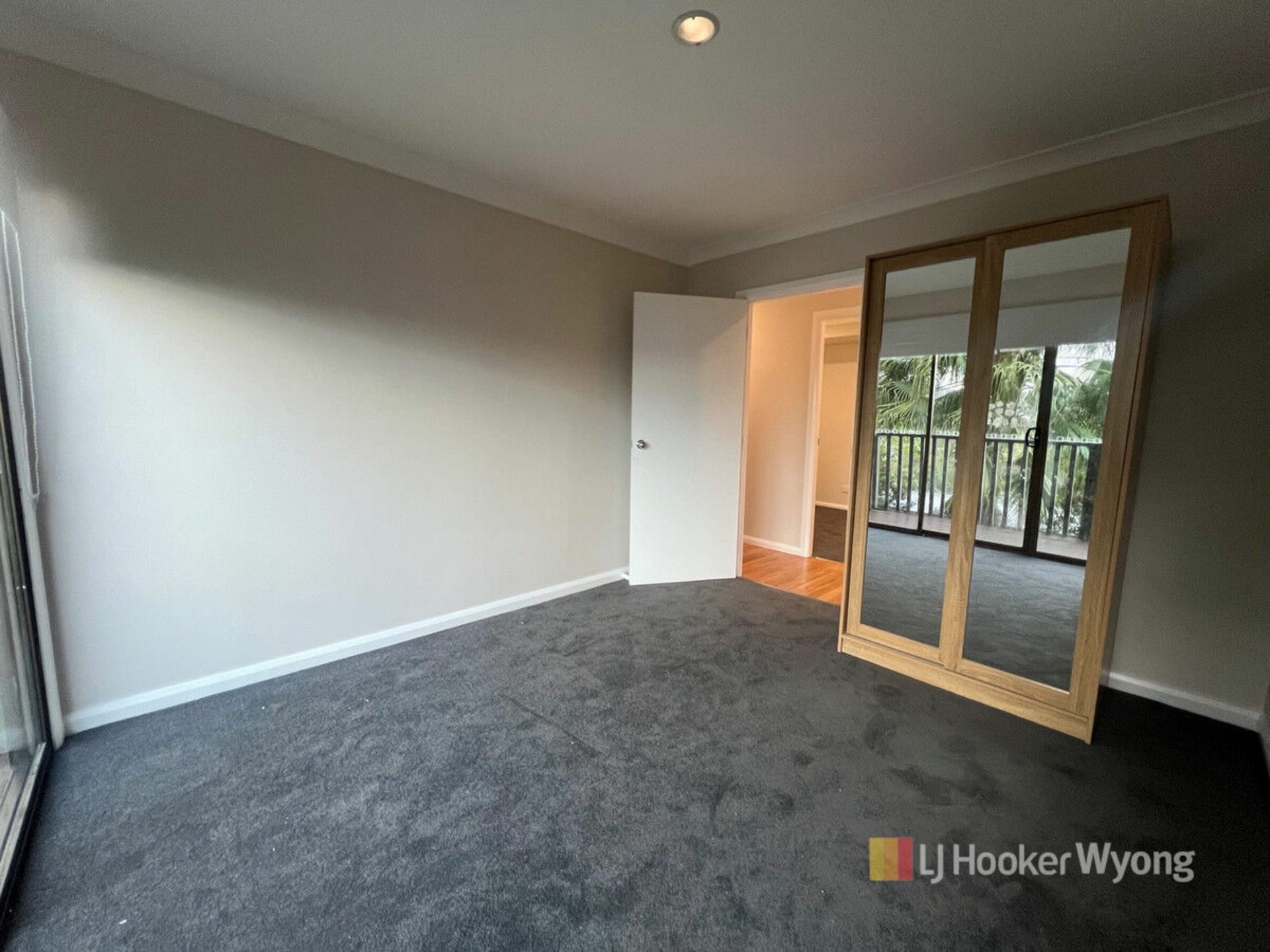 2/37 Wyoming Road, WYOMING