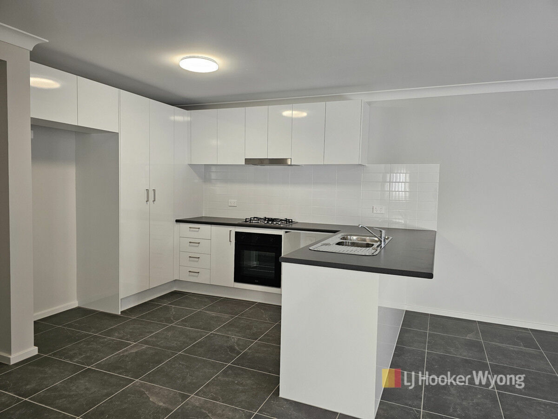13a Glenelg Avenue — photo 2 of 17