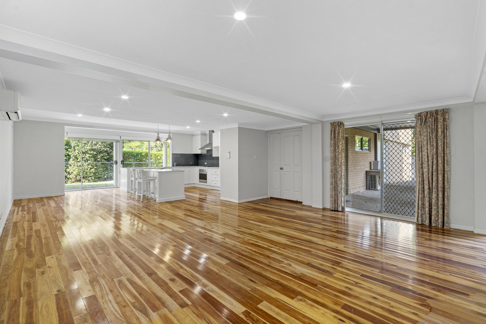 8 Lawrence Road, CHERMSIDE WEST