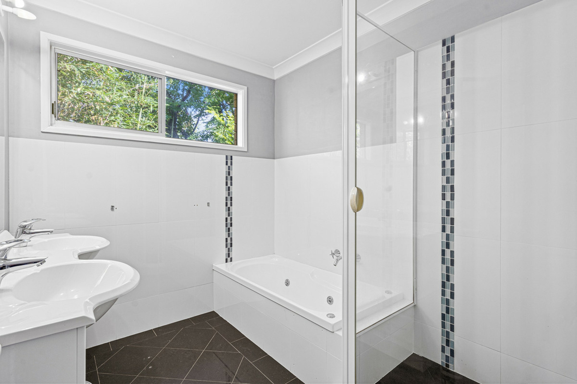8 Lawrence Road, CHERMSIDE WEST