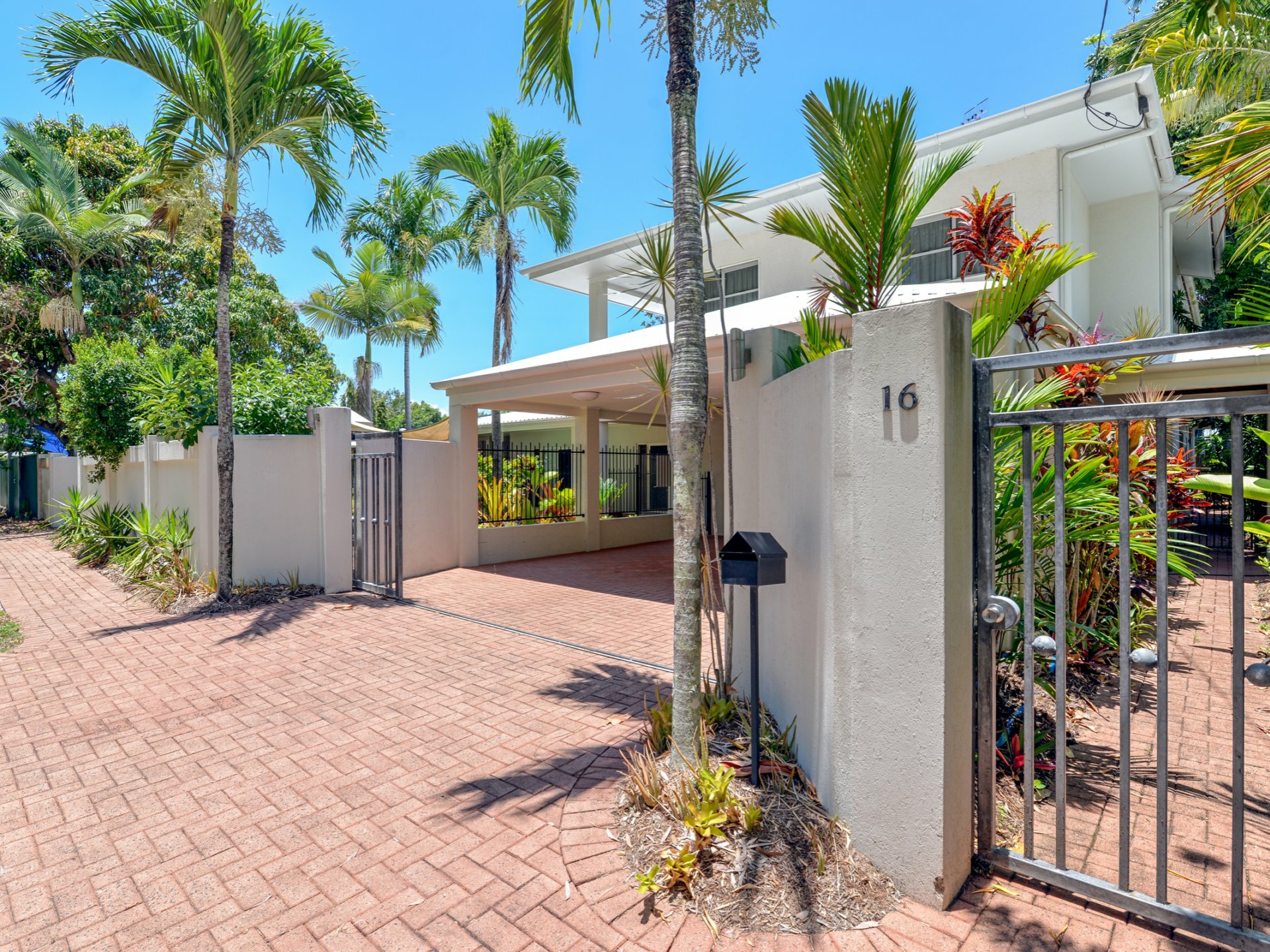 16 Nautilus Street, PORT DOUGLAS