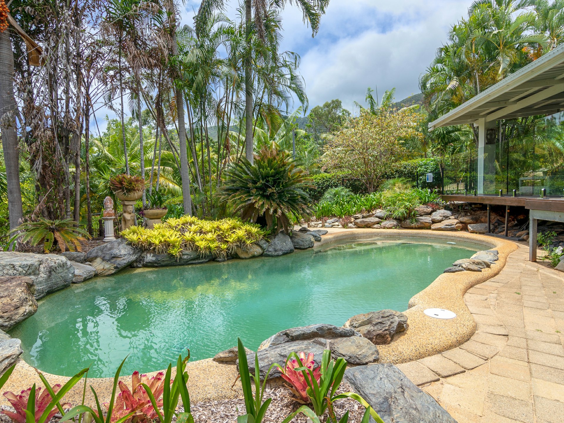 8-10 Finlay Crescent, OAK BEACH