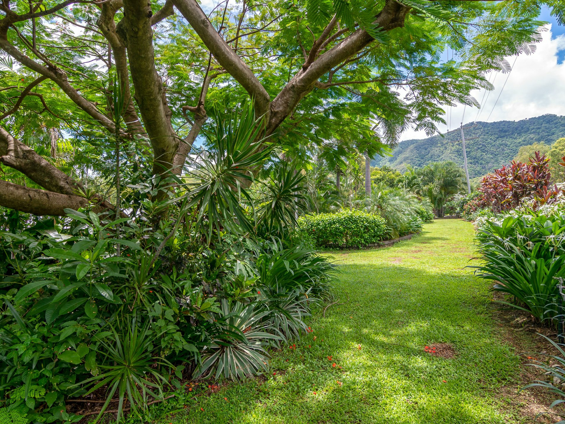 8-10 Finlay Crescent, OAK BEACH