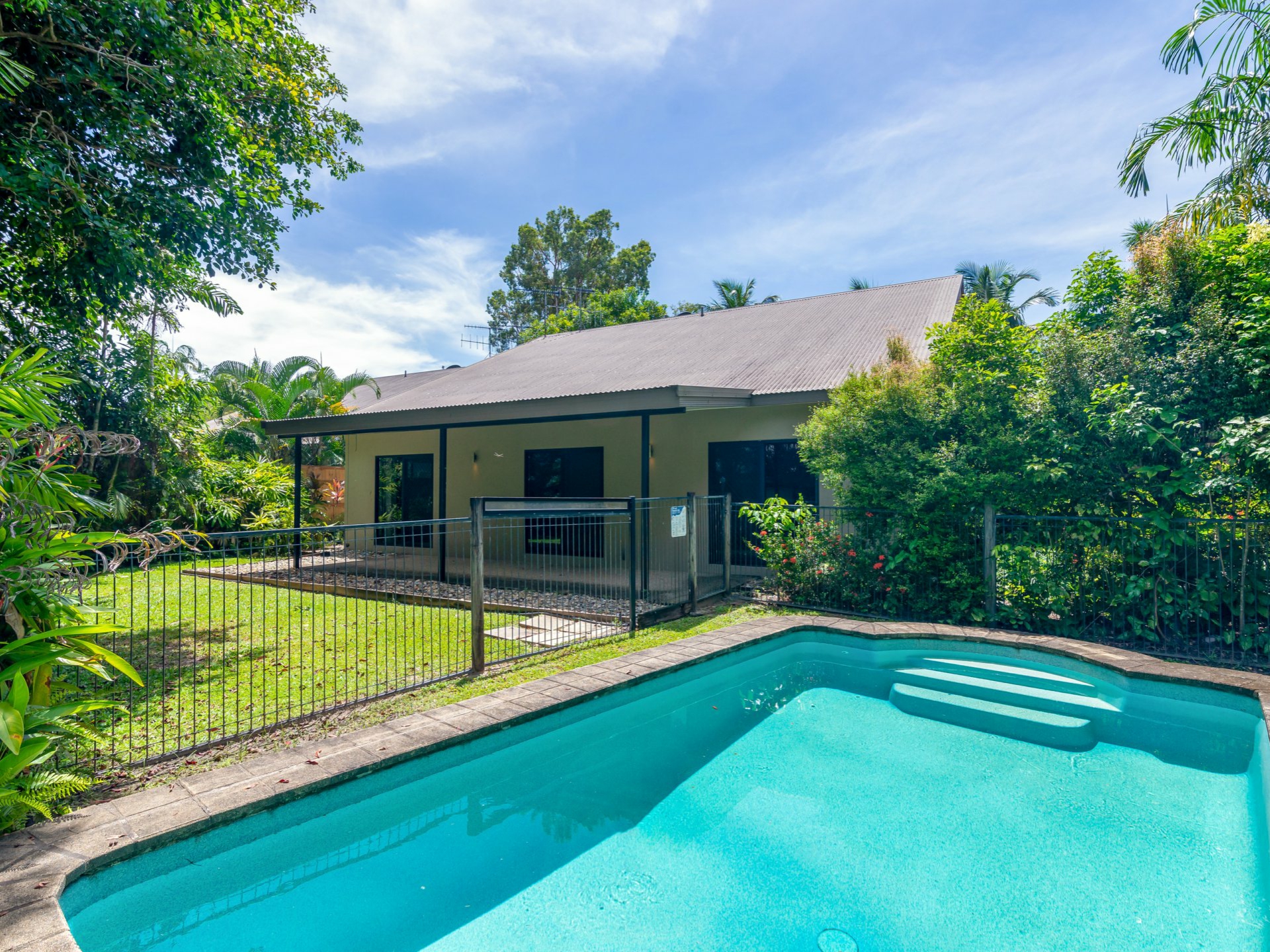 4 Fronds/33-39 Nautilus Street, PORT DOUGLAS