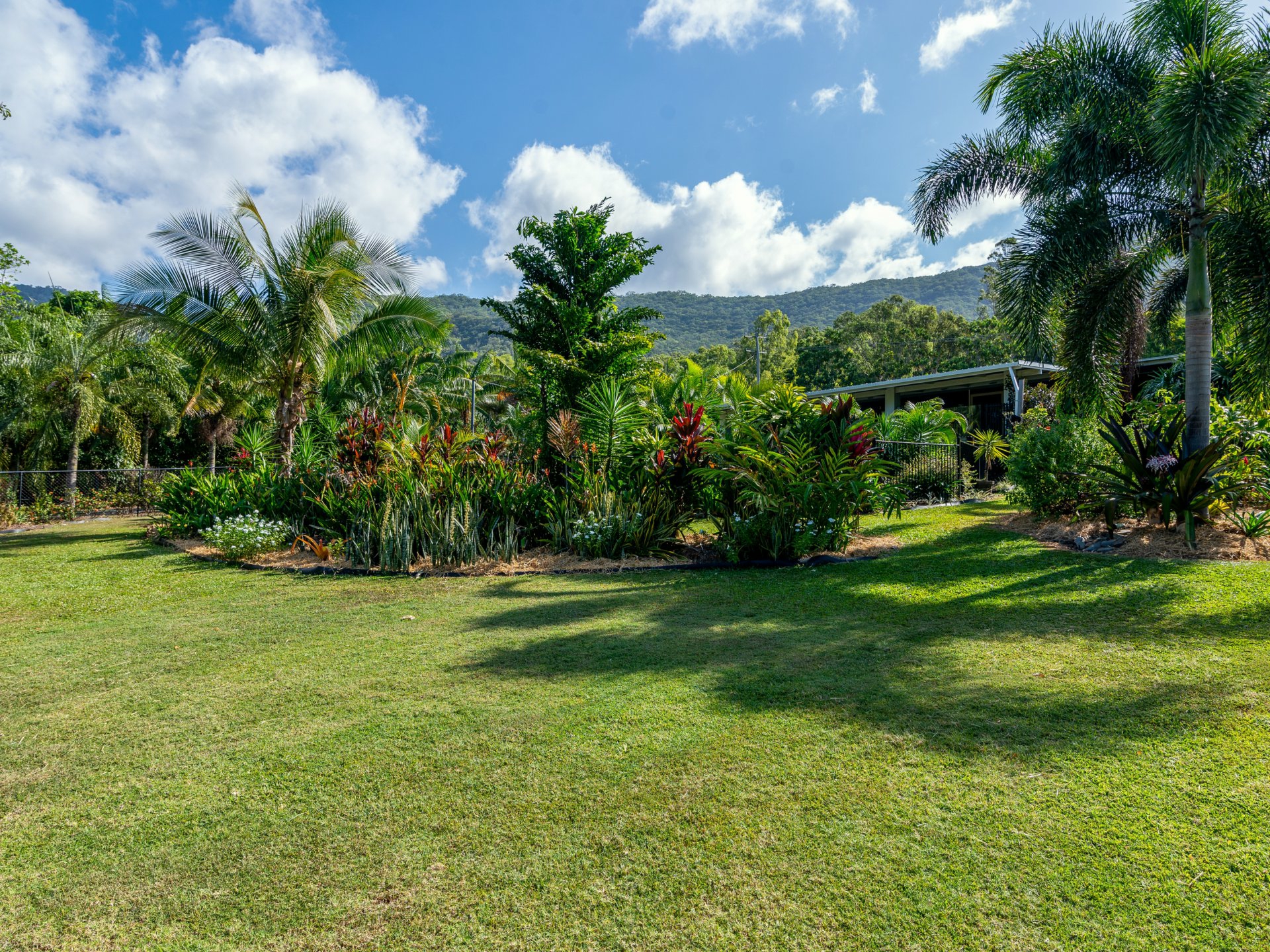 8 Finlay Crescent, OAK BEACH