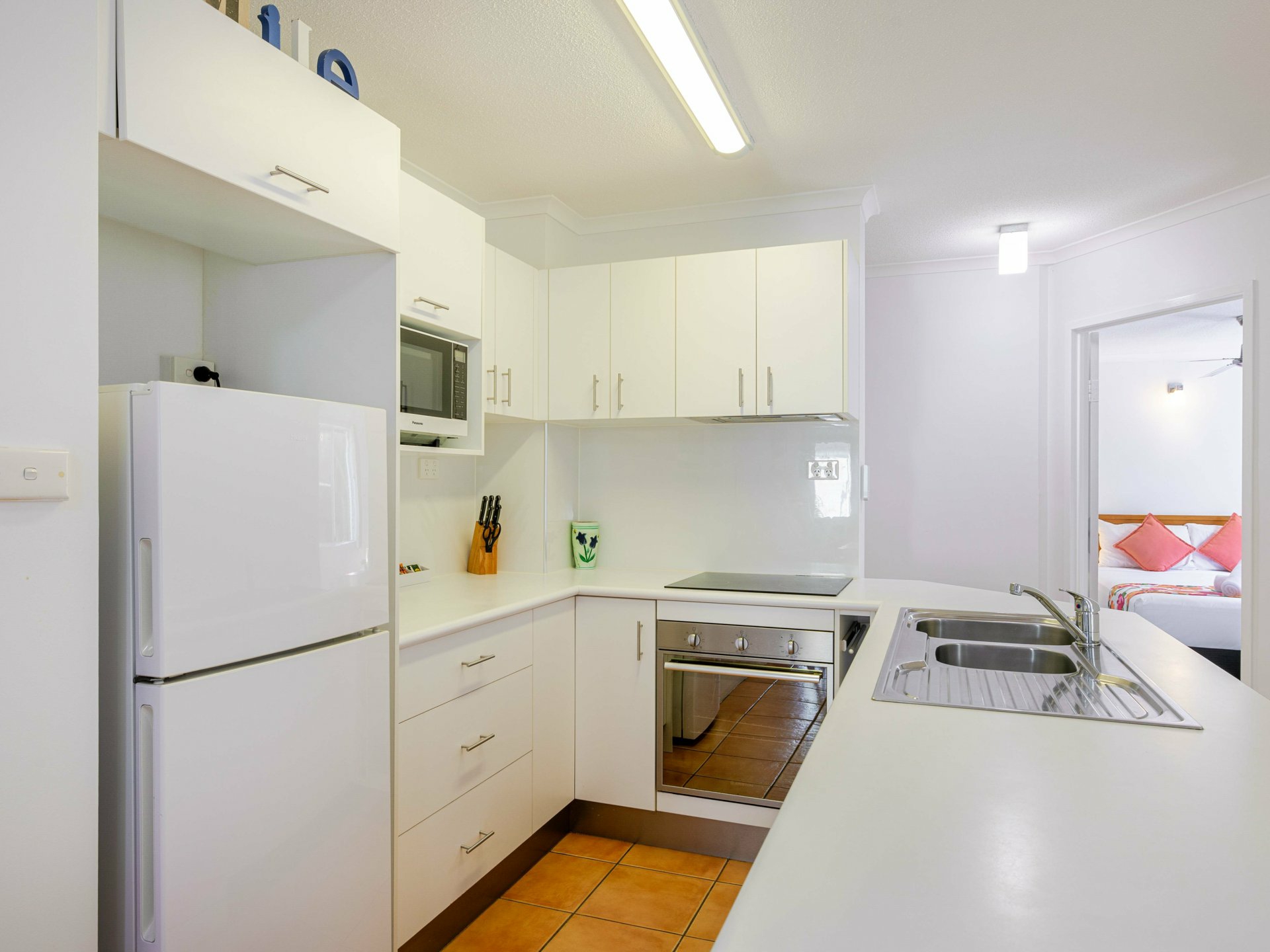 9 Outrigger/16-18 Mudlo Street — photo 6 of 17