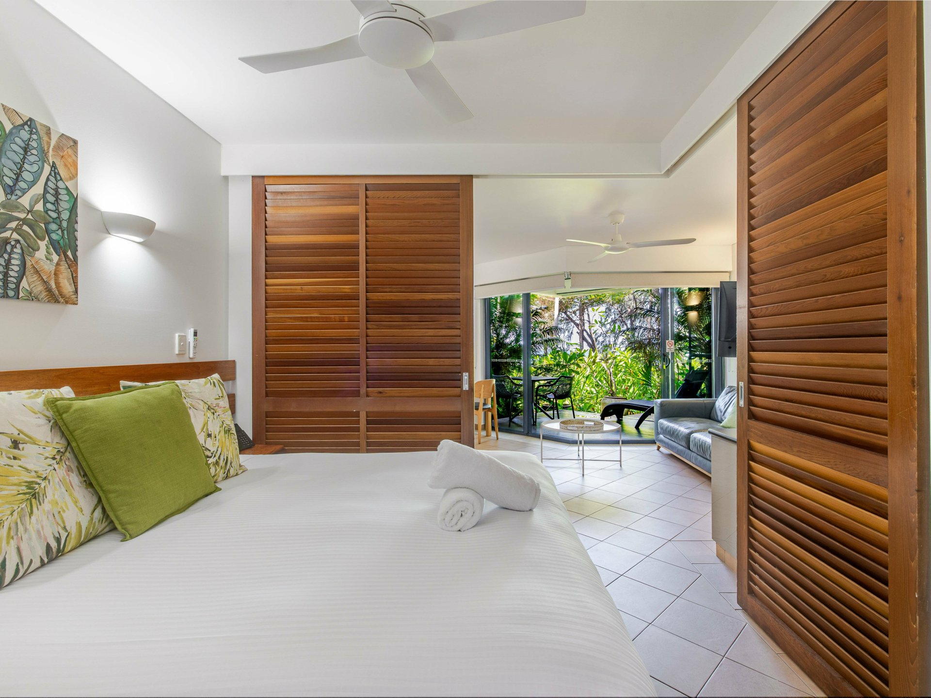 8 Peninsula/9-13 Esplanade — photo 10 of 23