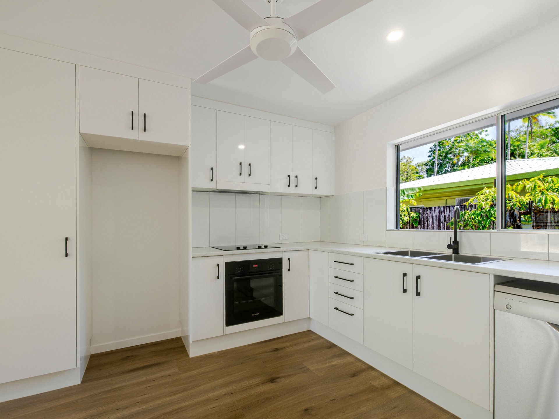1/25 Limpet Ave — photo 2 of 9
