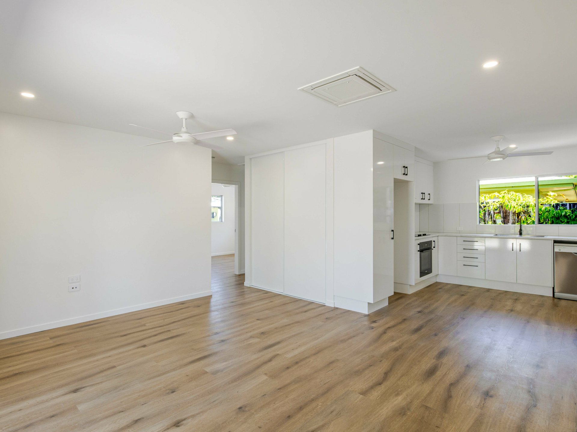 1/25 Limpet Ave — photo 3 of 9